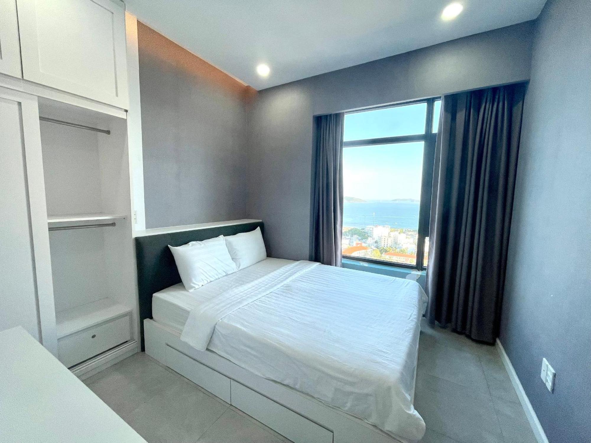 Hon Chong Oceanfront Luxury Apartment *