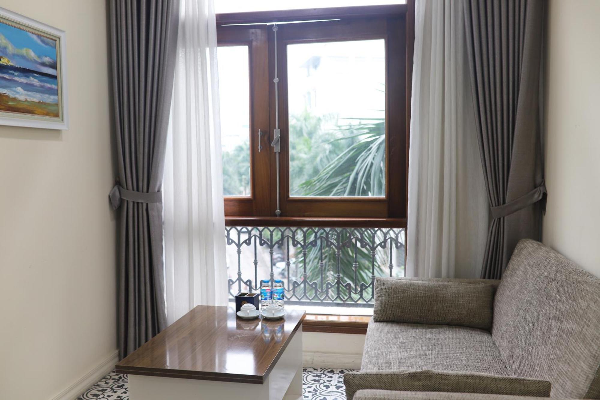 Hotel Luxe Paradise Dich Vong Hau 4*