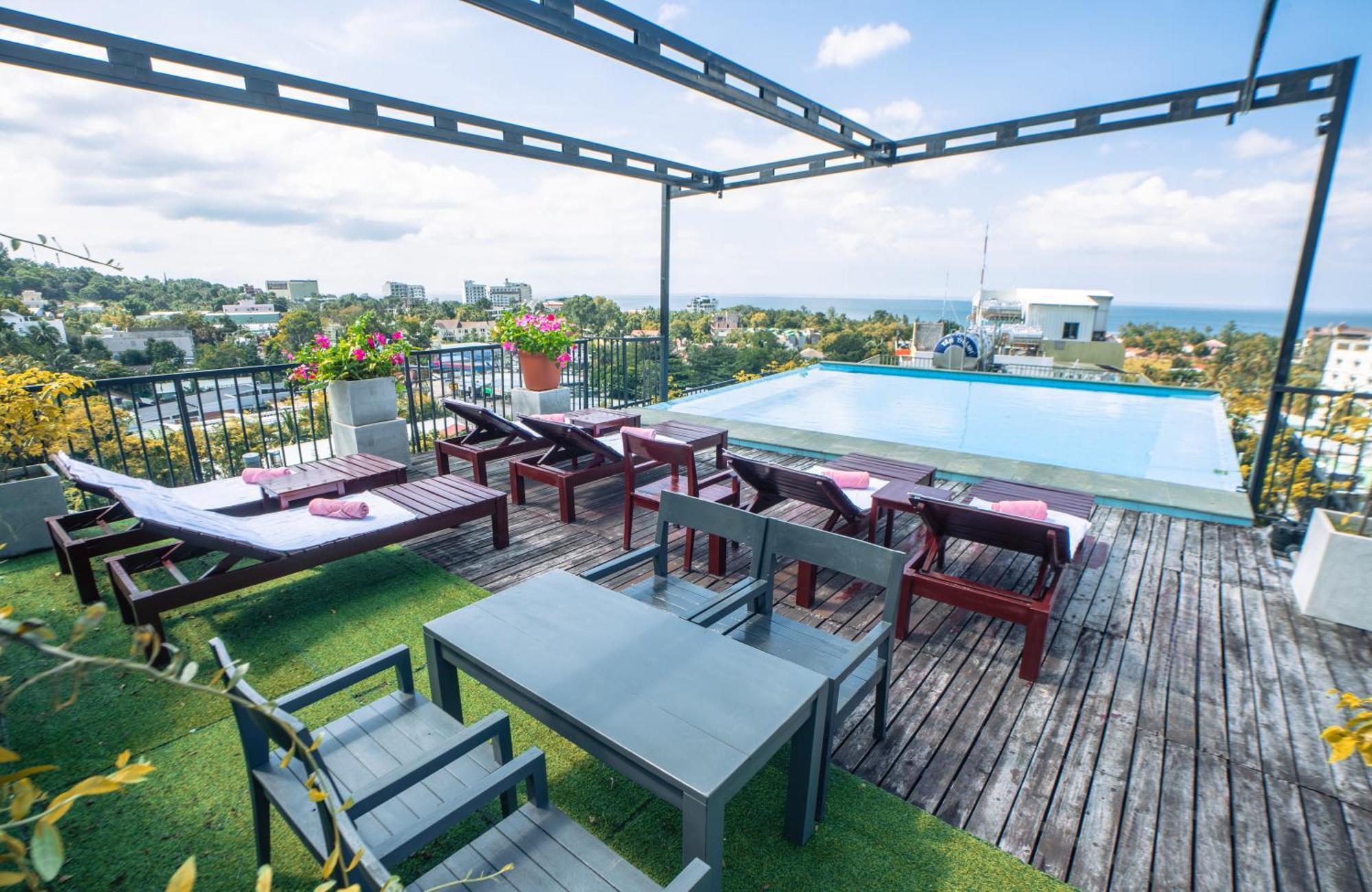 Golden Daisy Hotel