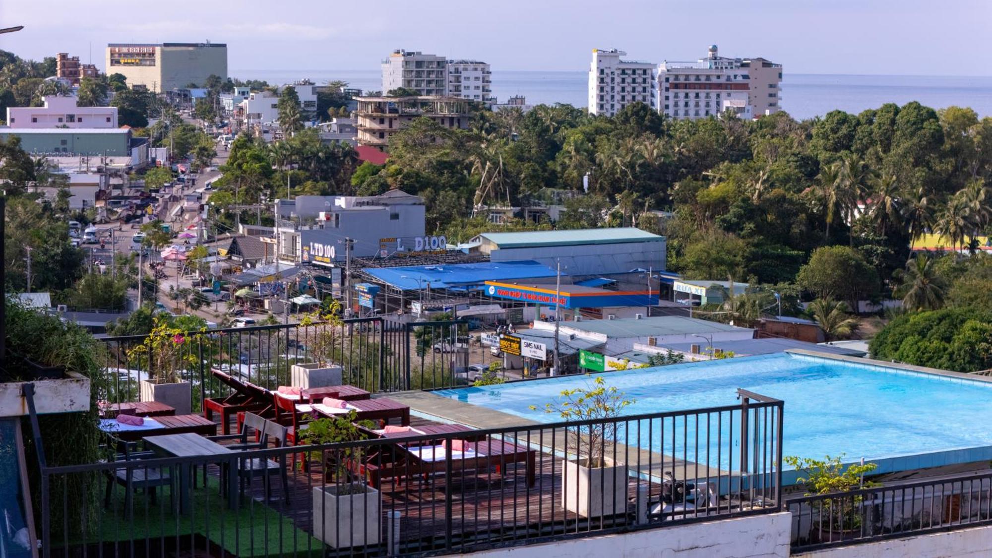 Golden Daisy Hotel