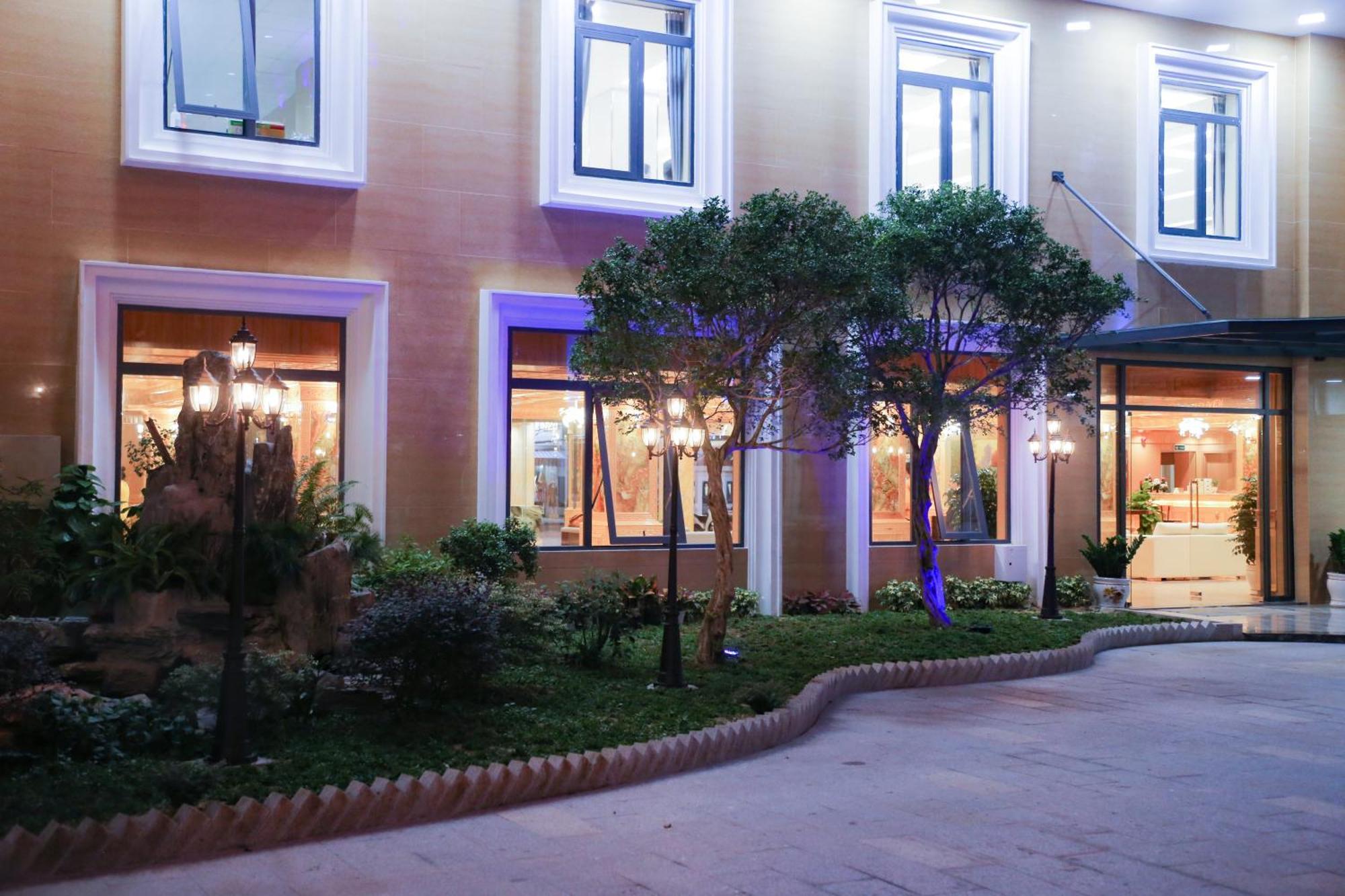 Phu Long & Restaurant Hotel 4*