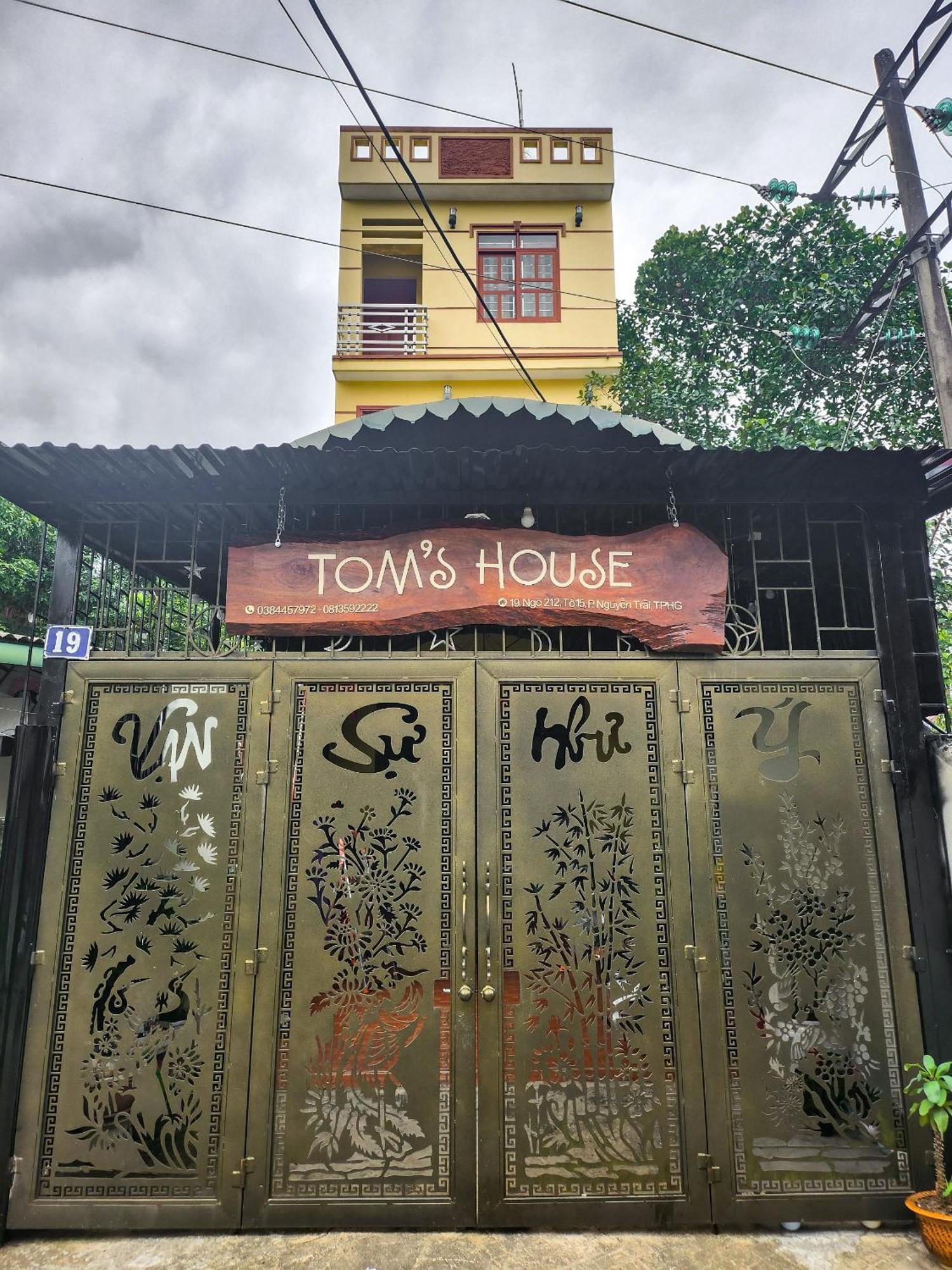 Tom' Motobikes Tour & *