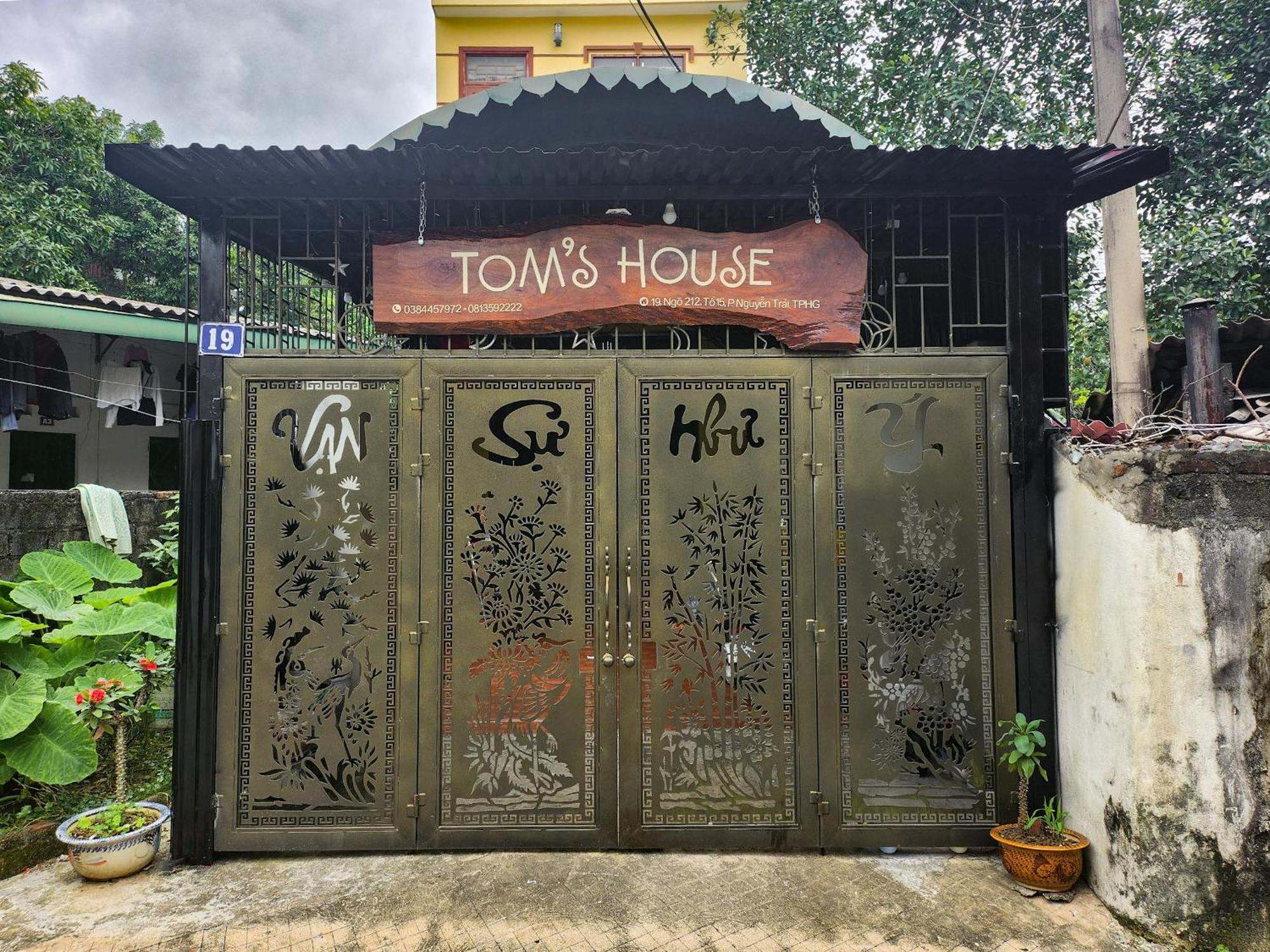 Tom' Motobikes Tour & Homestay