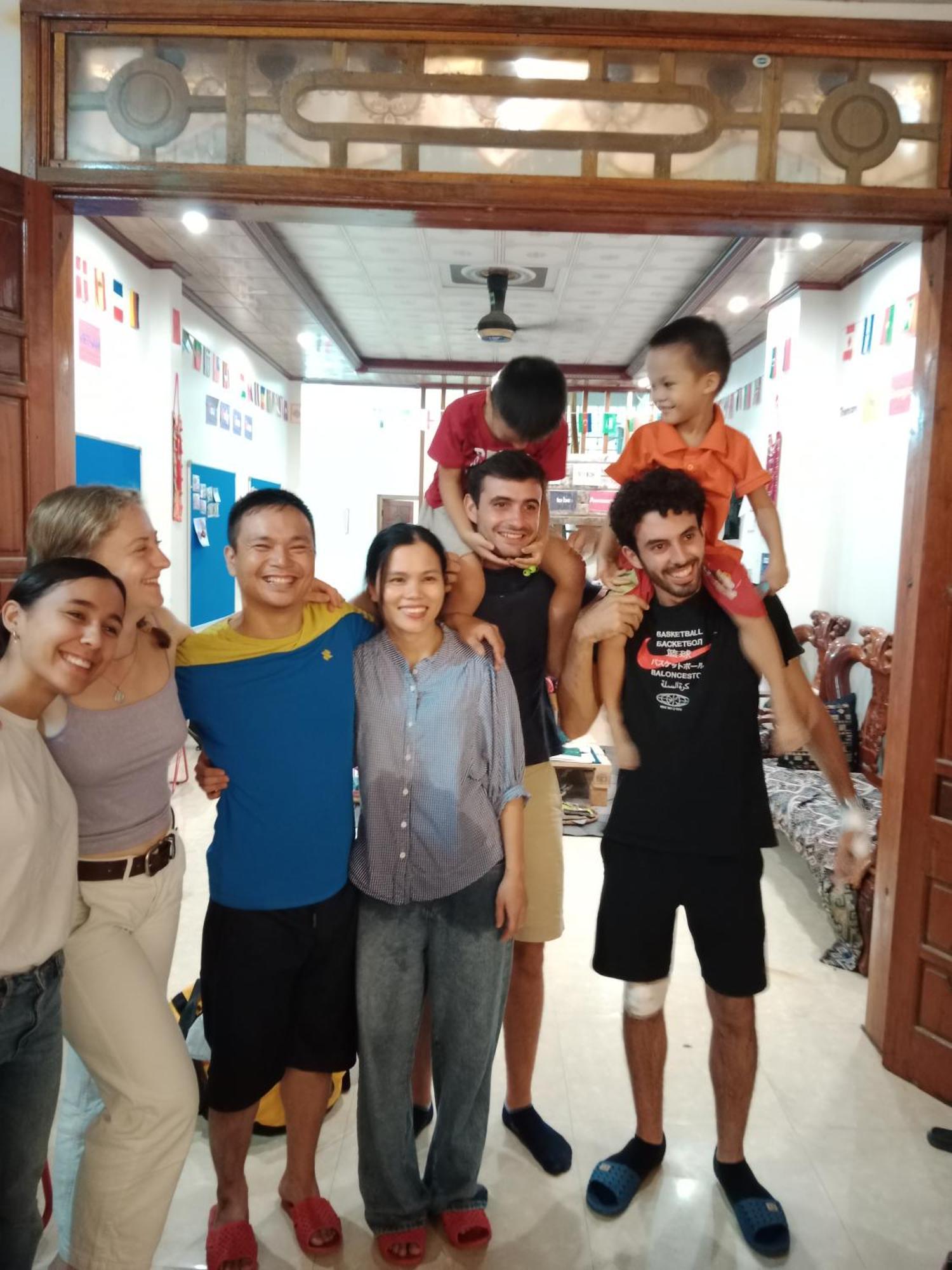 Yolo House And Loop Tours Khách sạn 3*