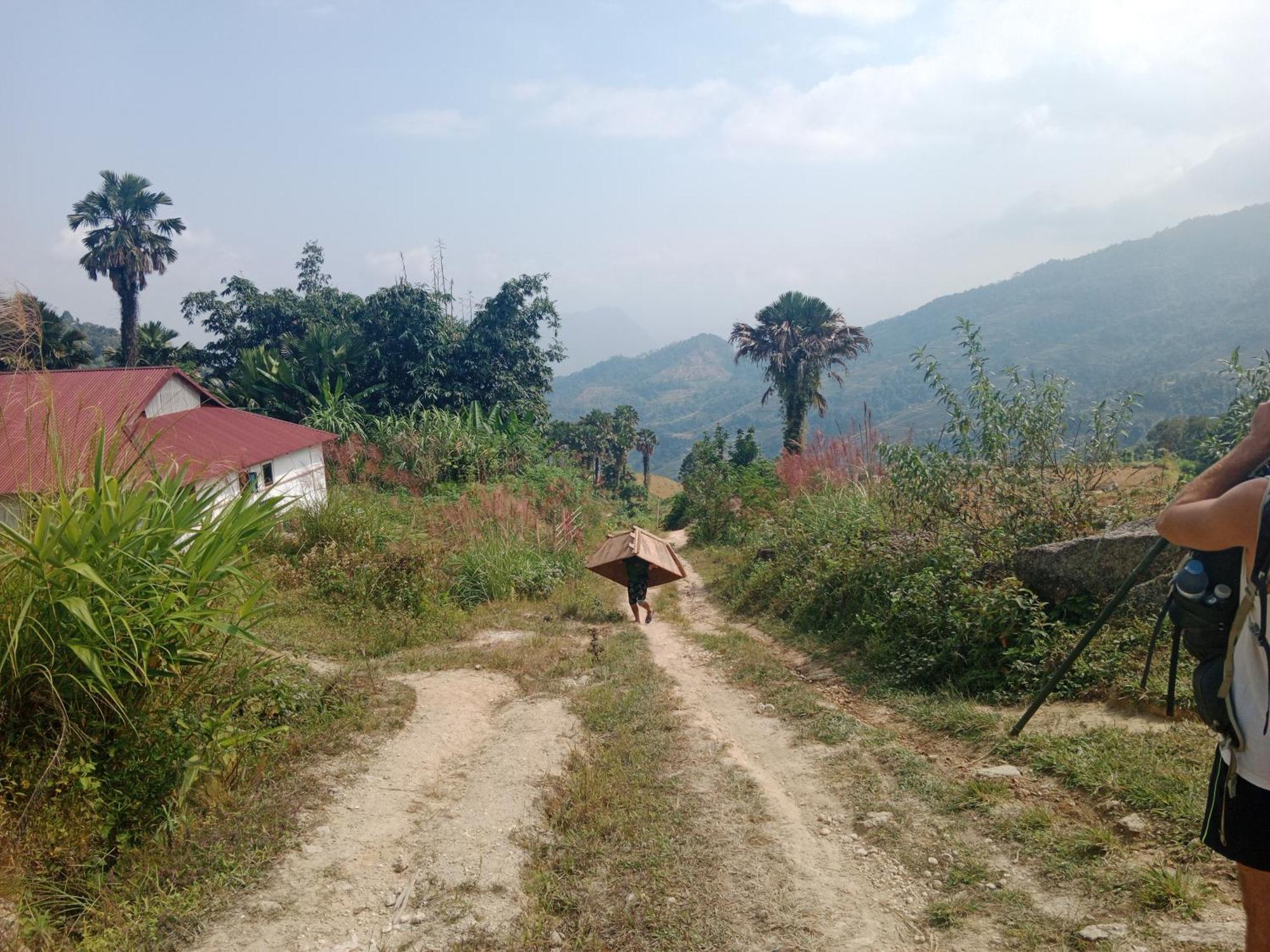 Khách sạn Yolo House And Loop Tours 3*