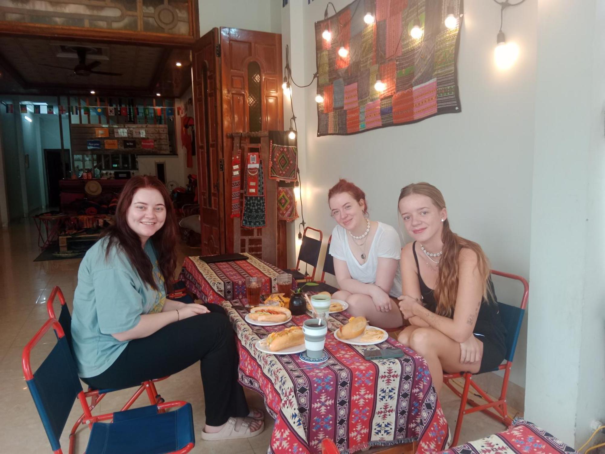 Khách sạn Yolo House And Loop Tours 3*