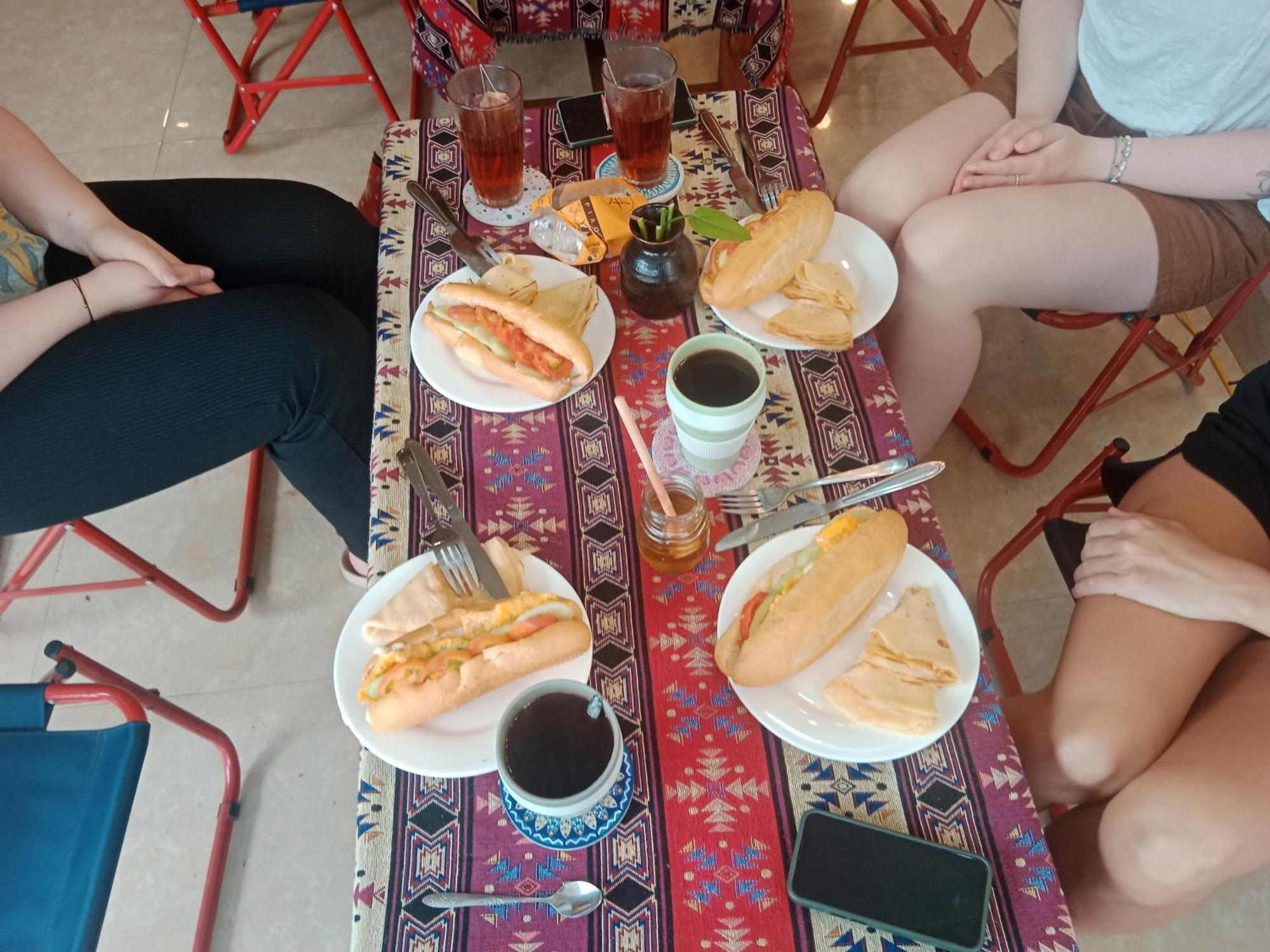 Yolo House And Loop Tours Khách sạn 3*
