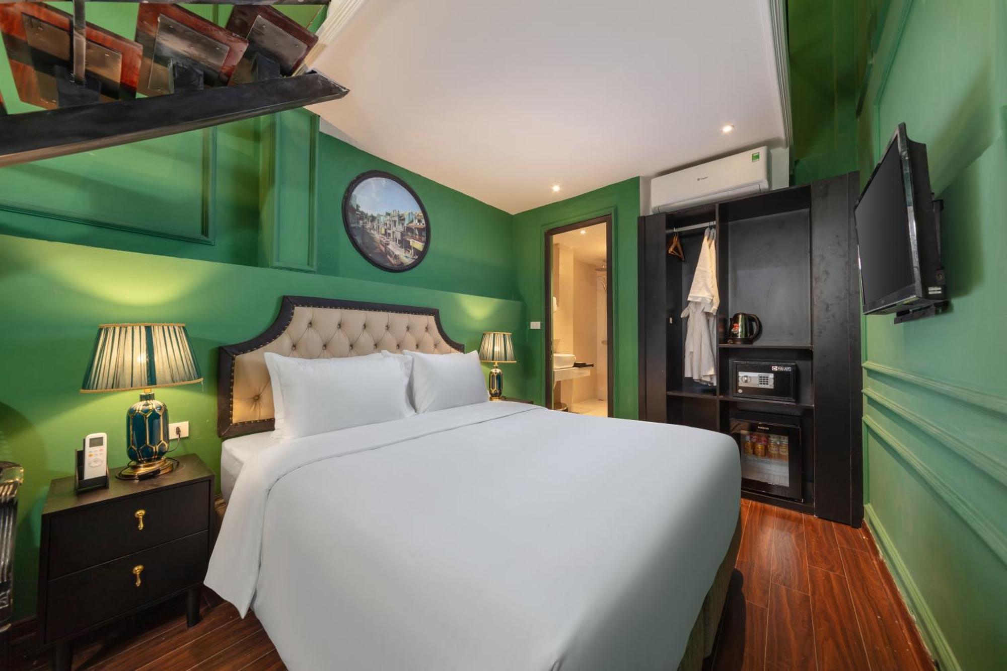 Madelise Adora & Travel 4*