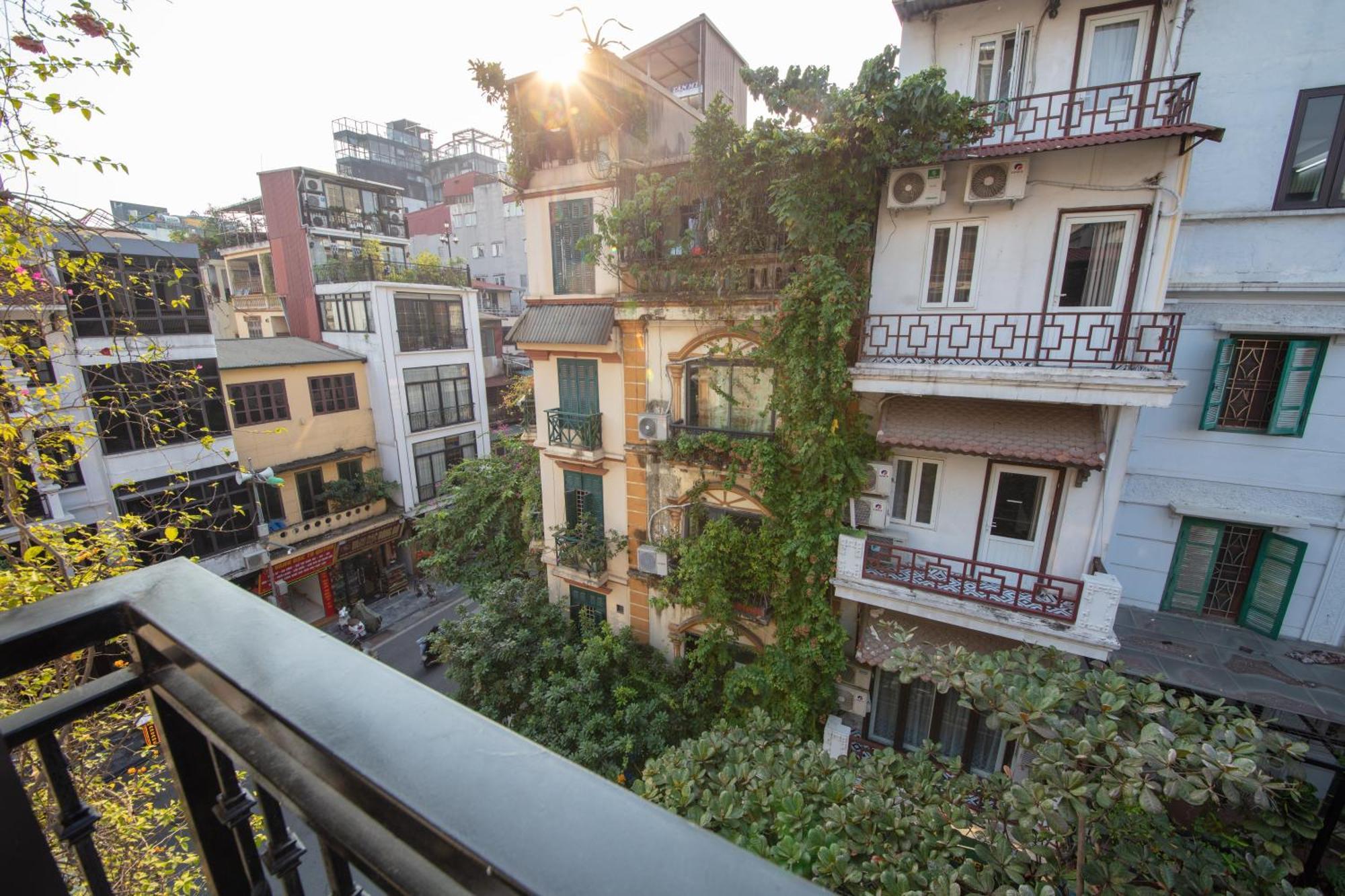 Madelise Adora & Travel Hanoi