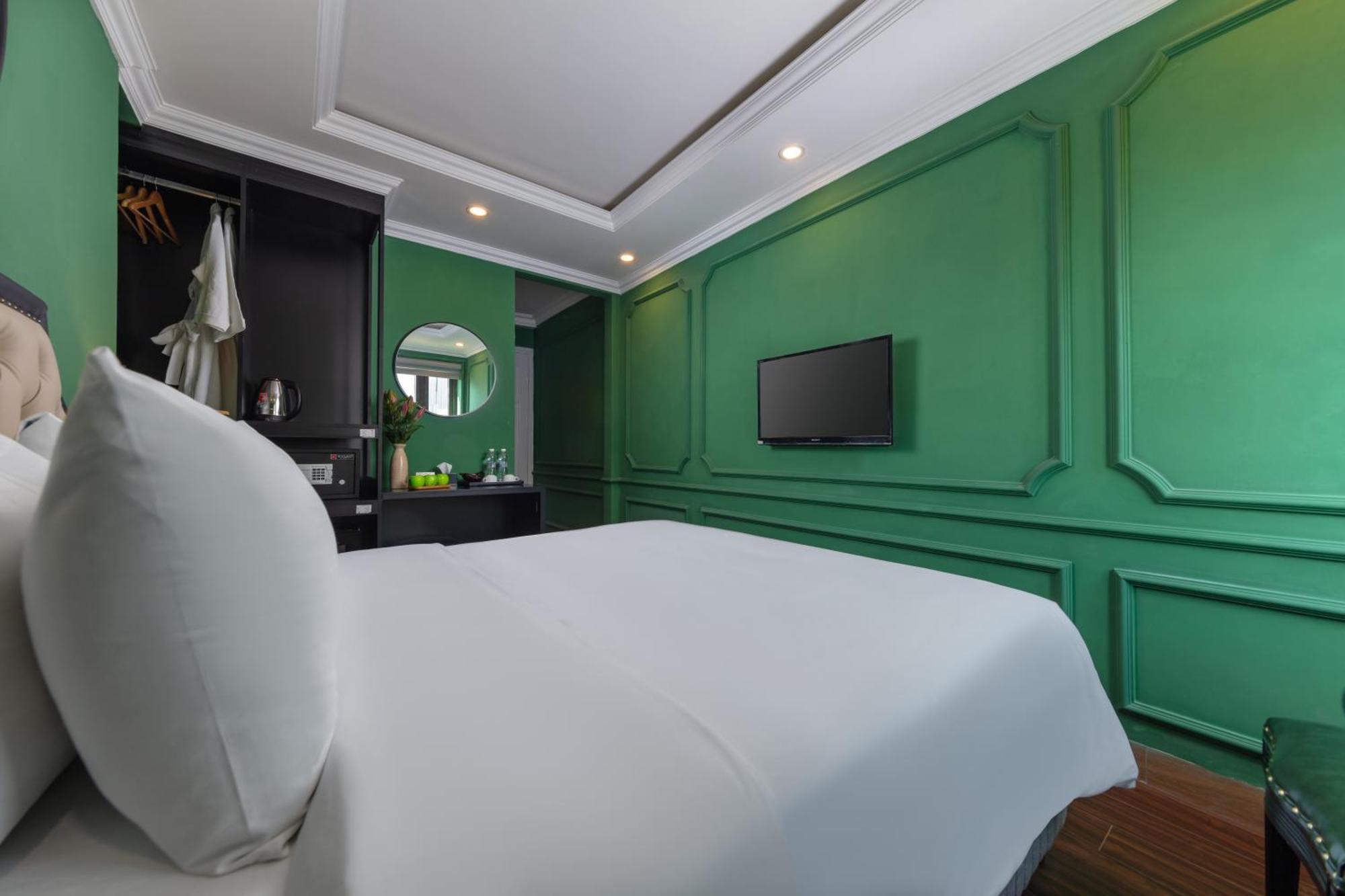 Madelise Adora & Travel Hotel