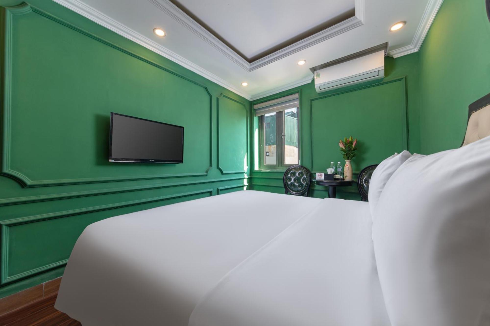 Madelise Adora & Travel Hotel