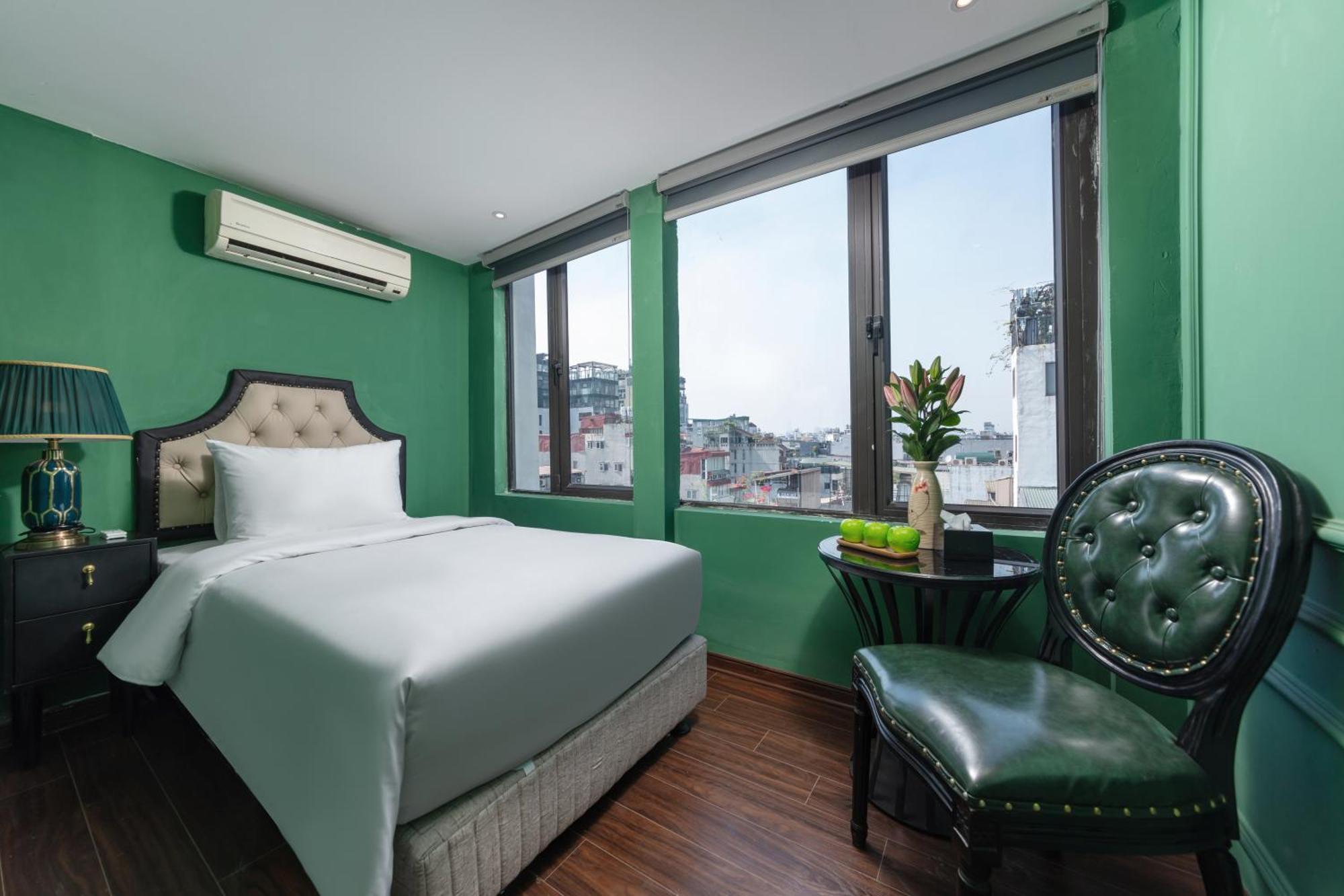 Madelise Adora & Travel 4*