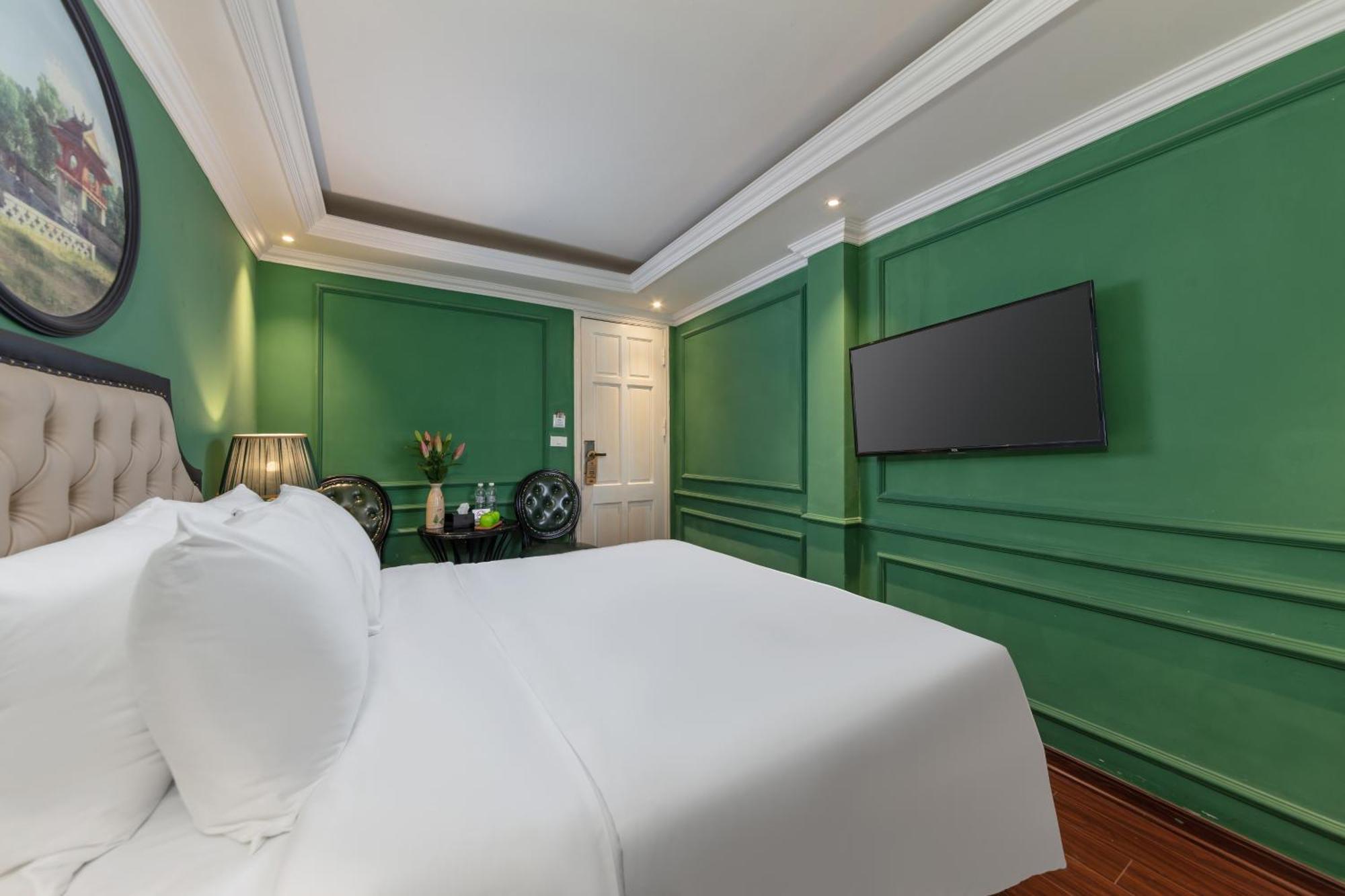 Madelise Adora & Travel 4*