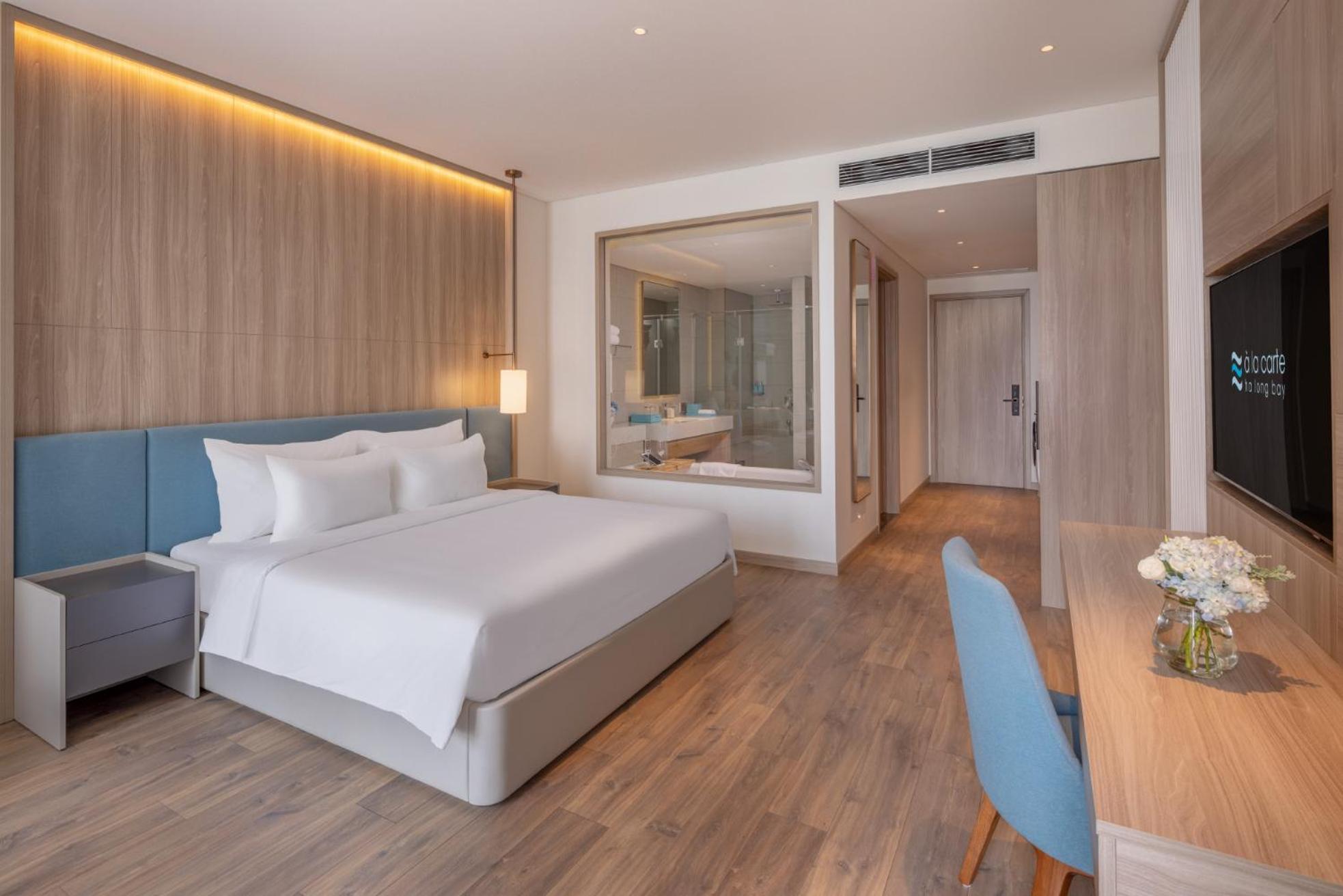 Luxury Waterfront A La Carte * Ha Long