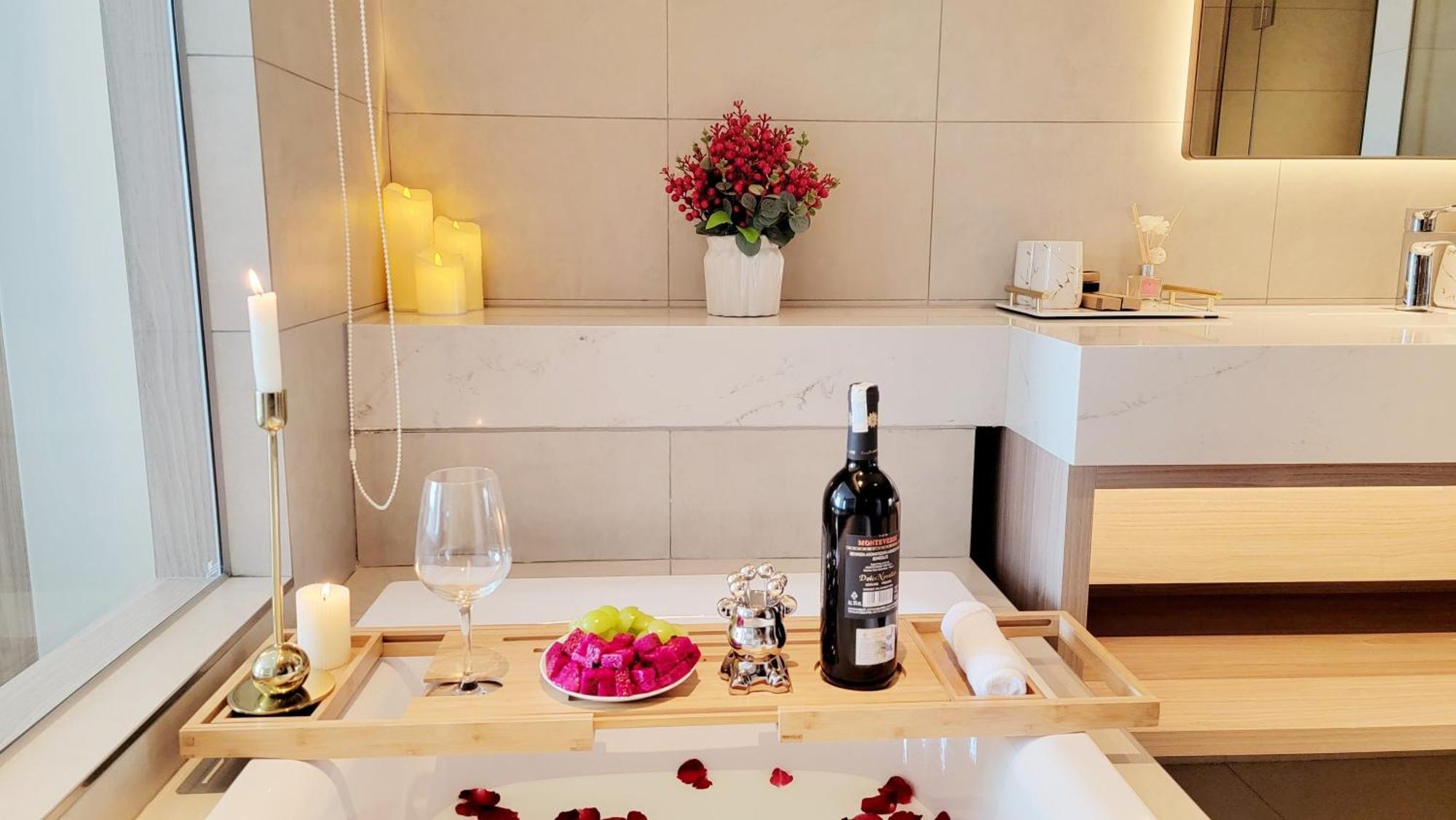 Luxury Waterfront A La Carte * Ha Long