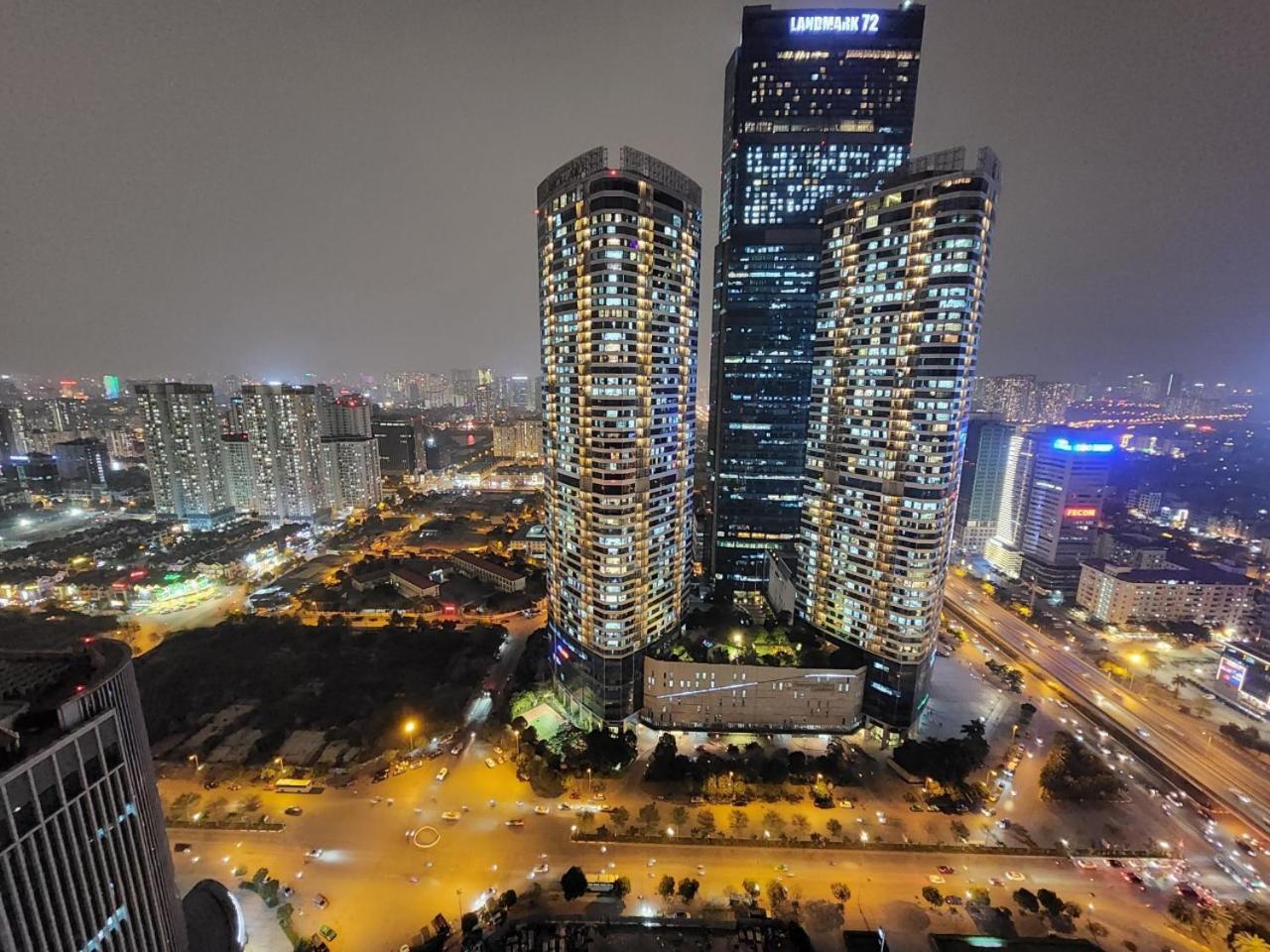 Apartment Q's Vinhomes Skylake