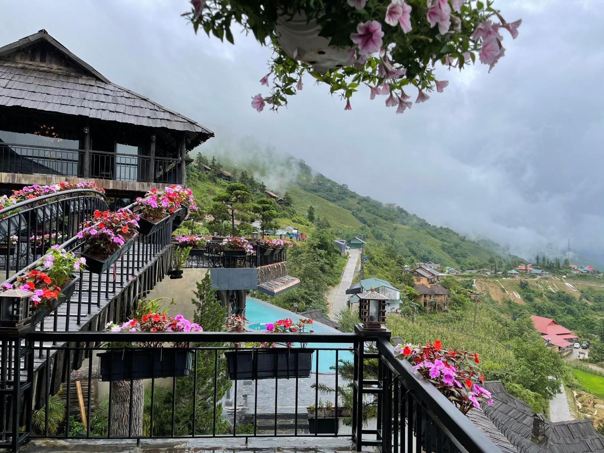 Resort The Mong Village & Spa Sapa