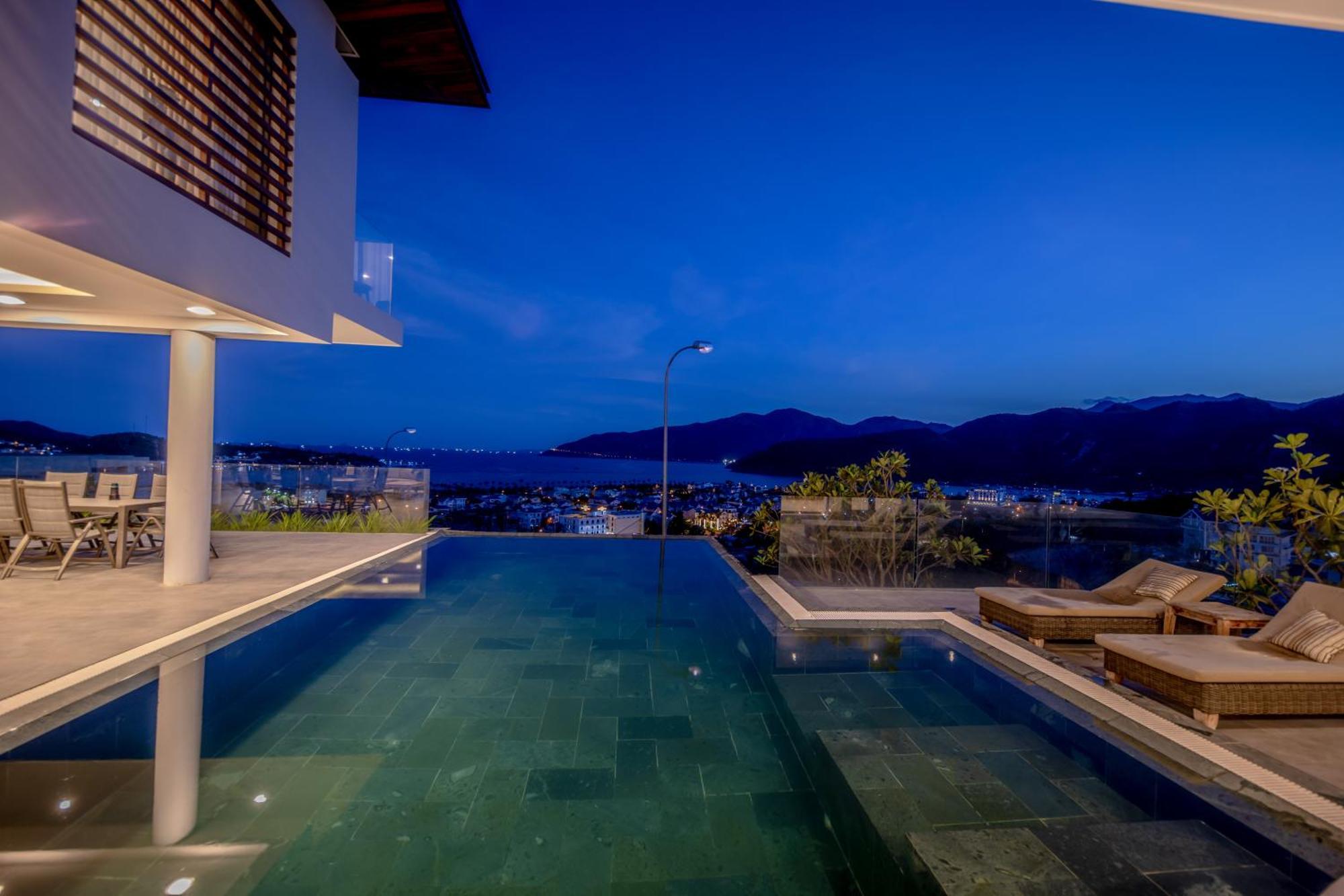 Biệt thự Oceanfront Luxury Anh Nguyen *
