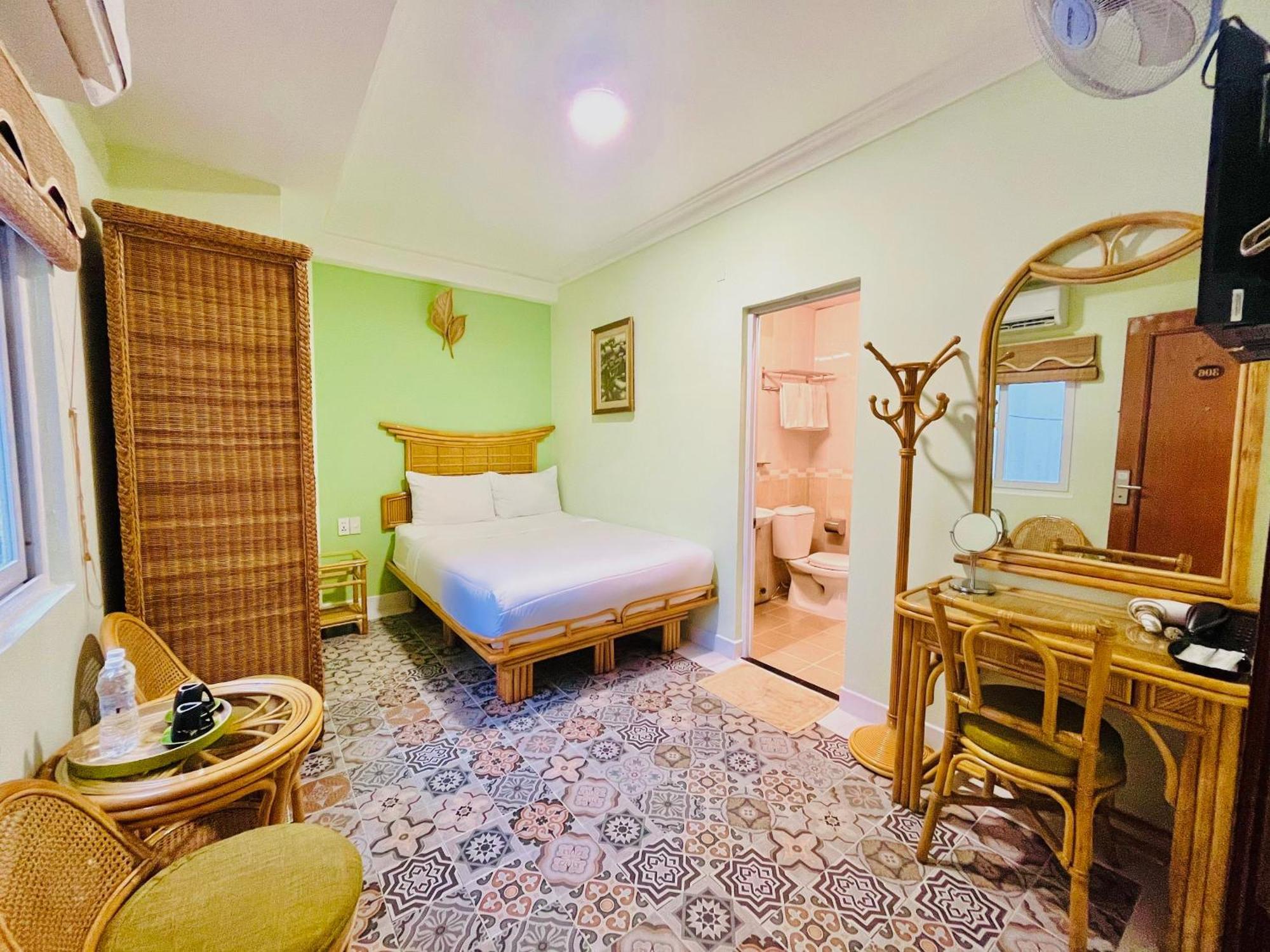 Khách sạn Spring House