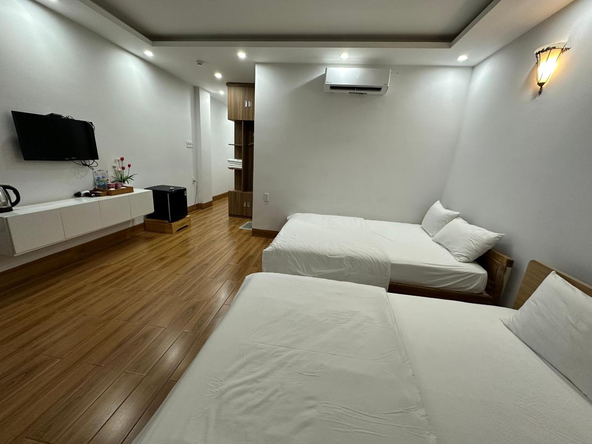 Hotel The Land &