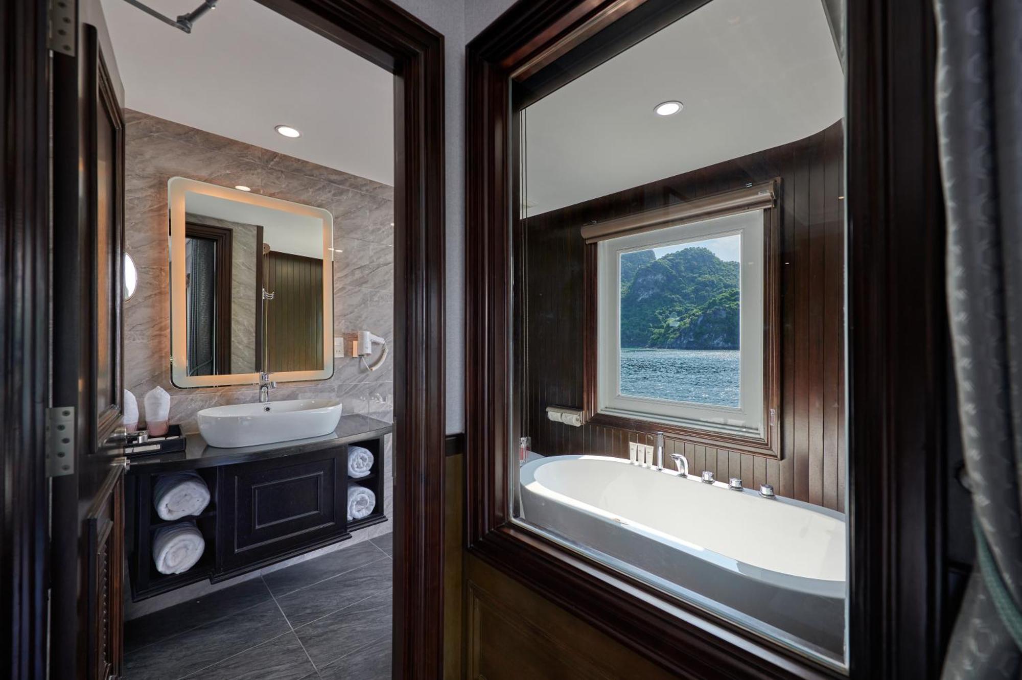 Du Thuyền Paradise Grand Vịnh Lan Hạ 5*