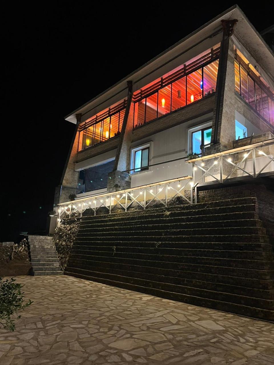 Khách sạn Arista *