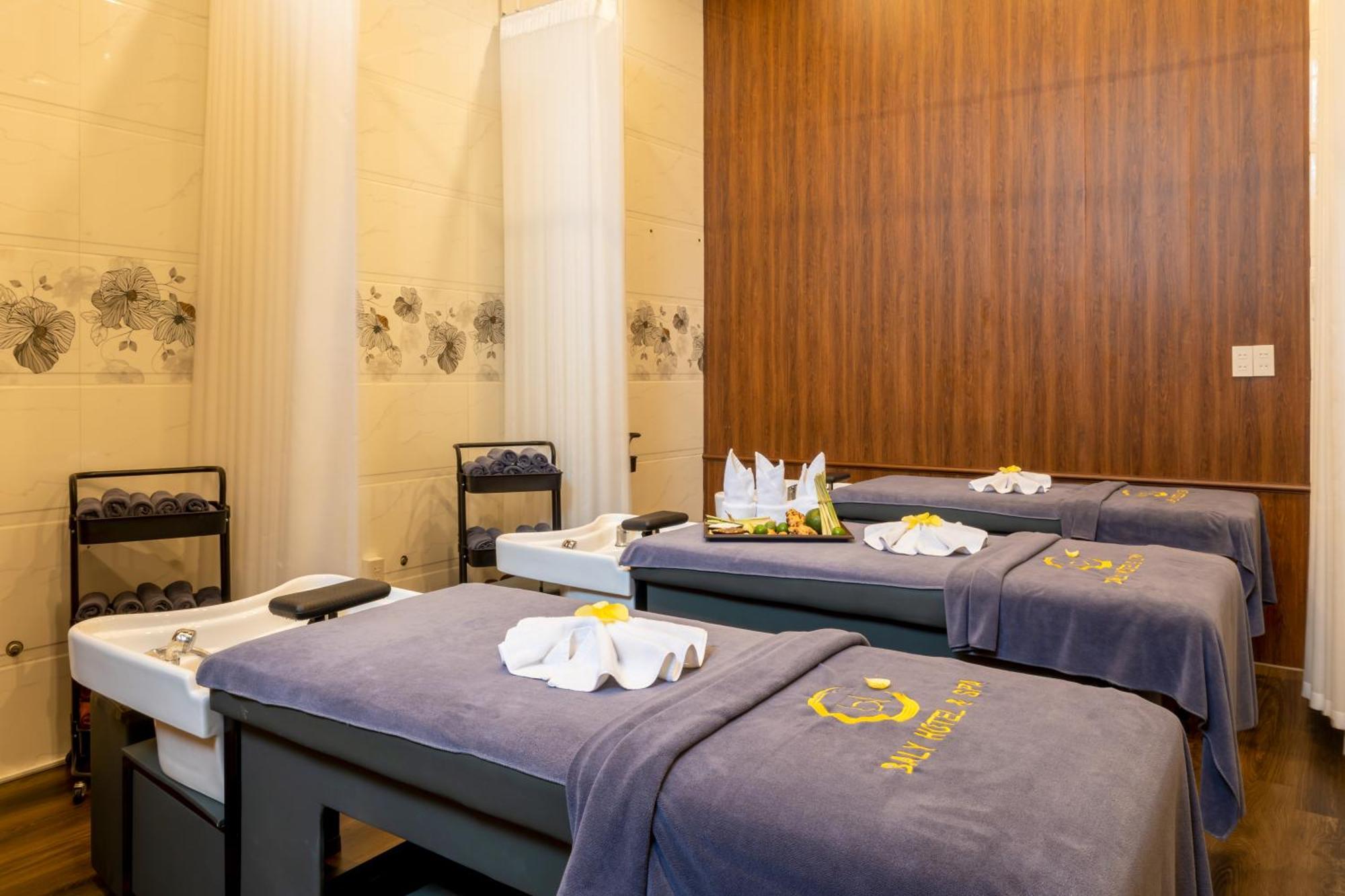 Hotel Baly