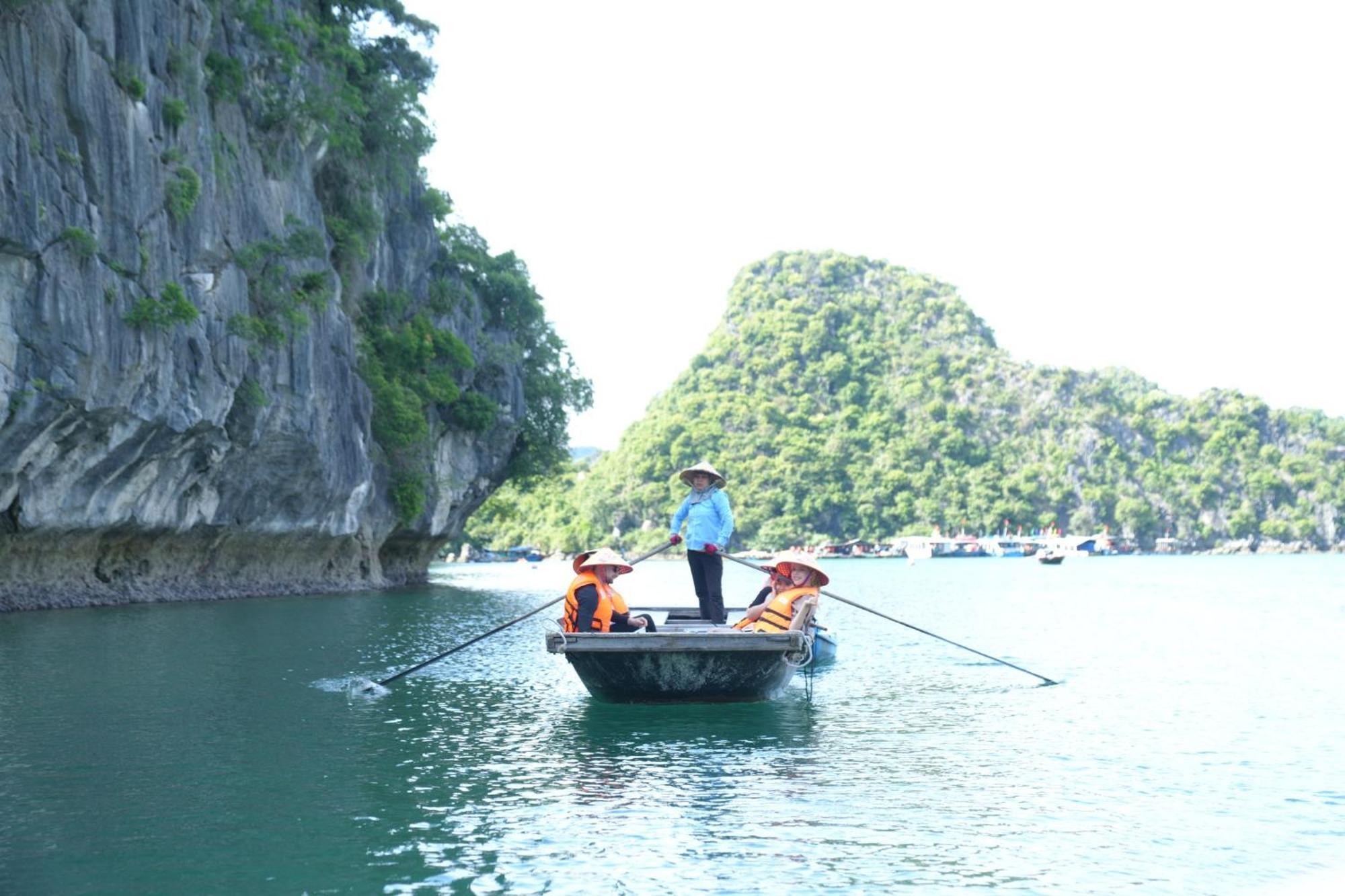 Du Thuyền Paradise Grand Vịnh Lan Hạ 