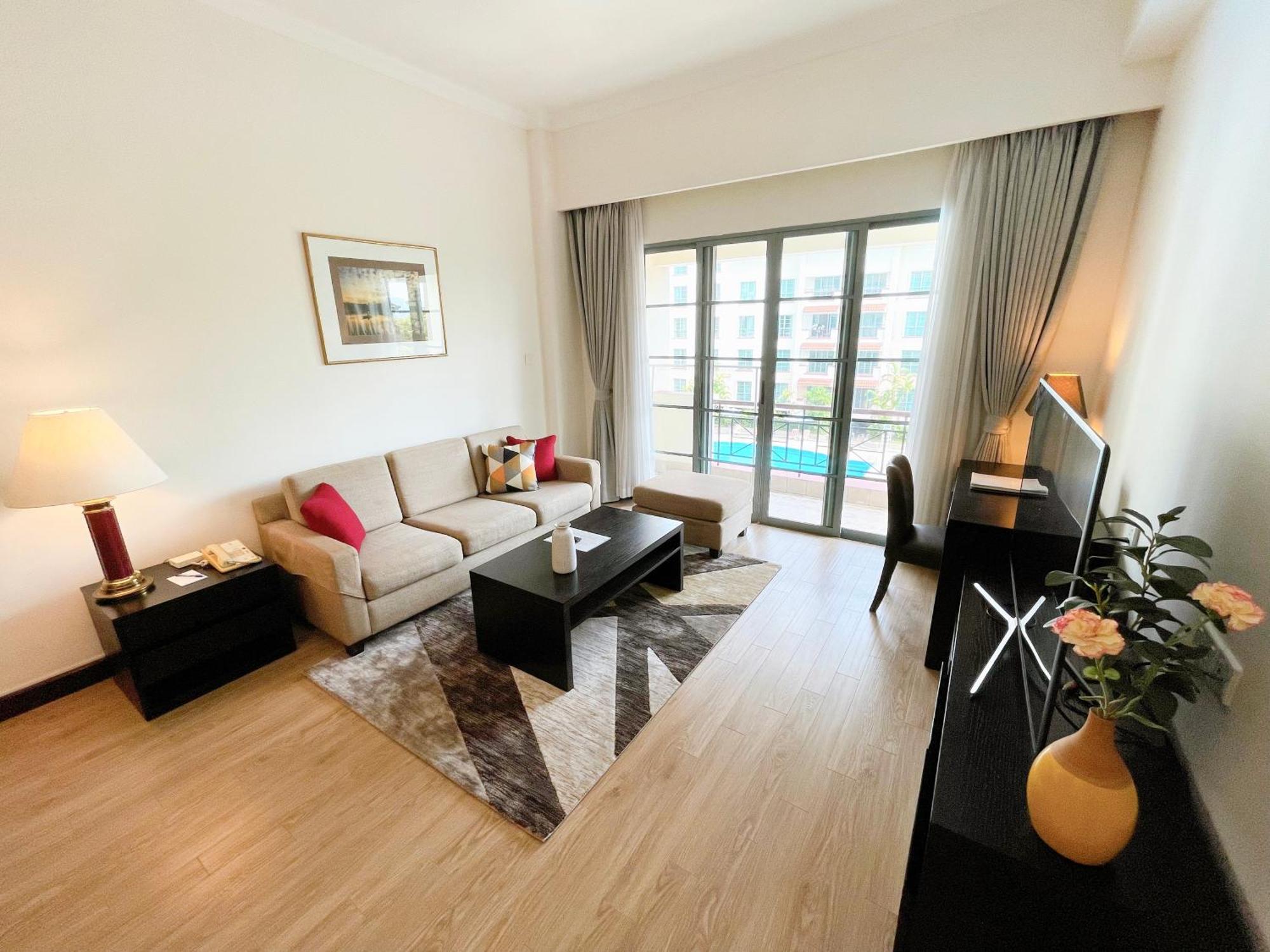 Diamond Westlake Apartment *