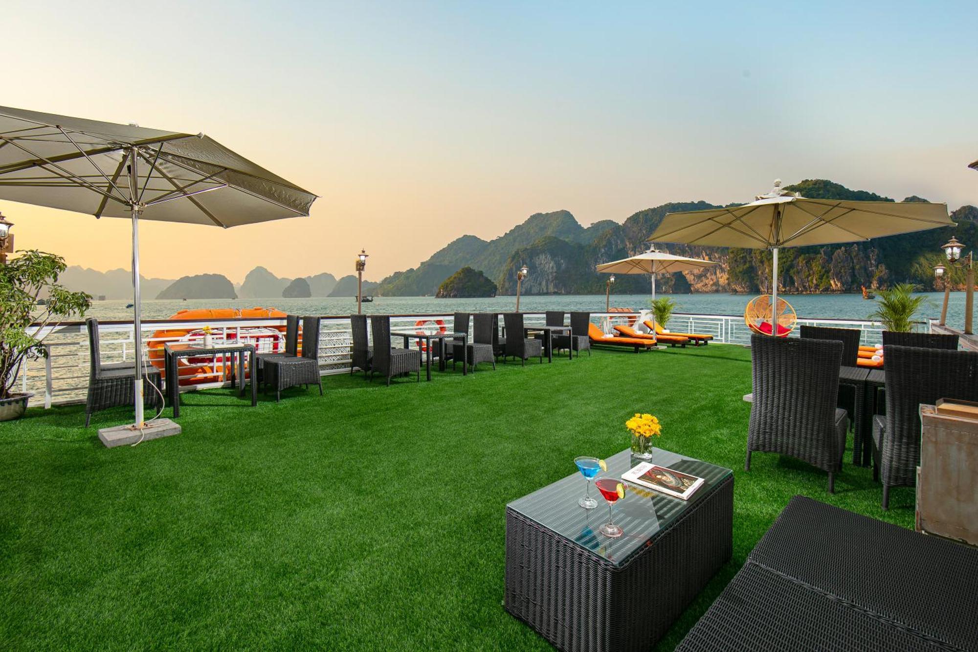 Du Thuyền Fantasea  Hạ Long