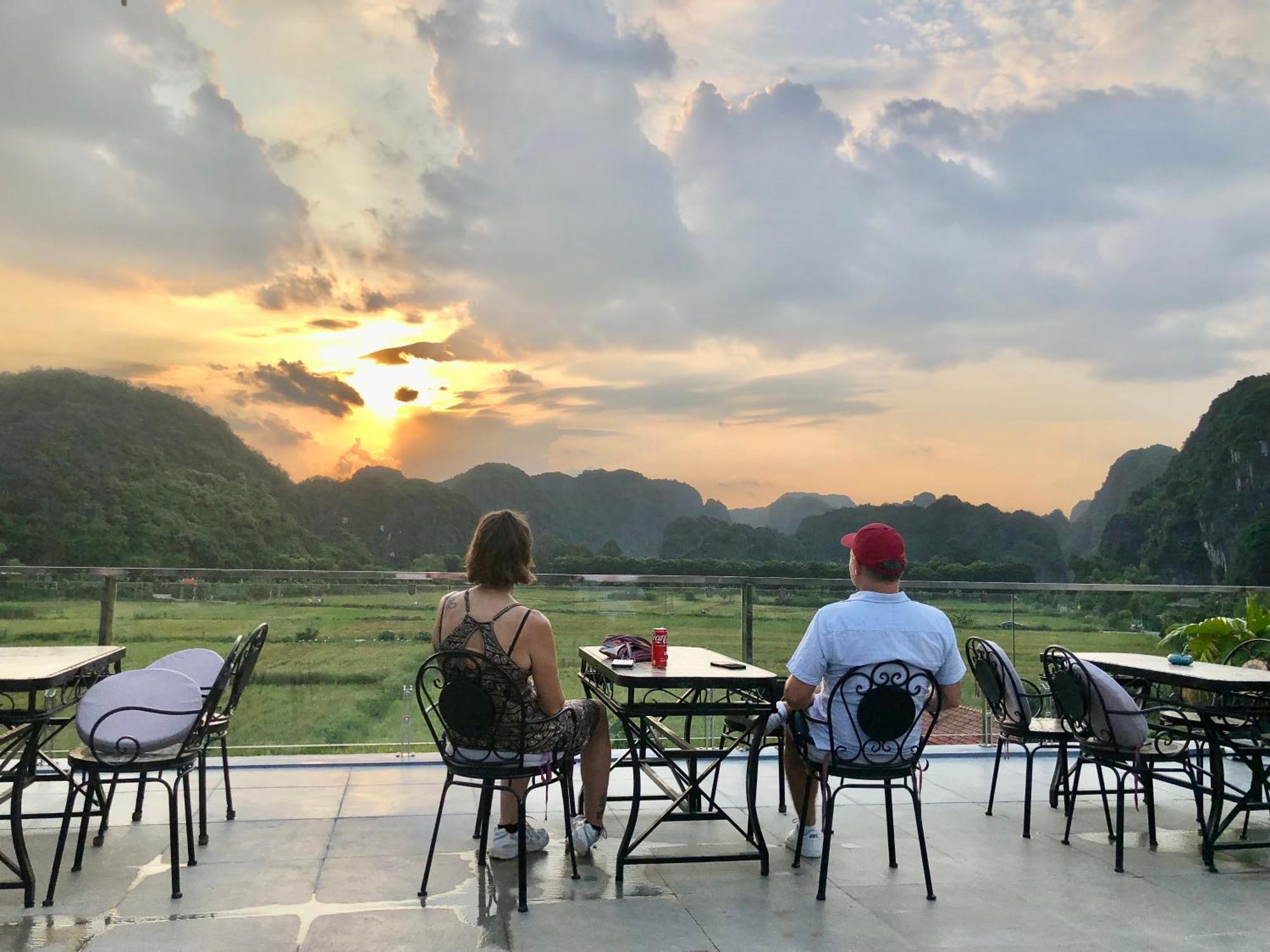 Liberty Hall Tam Coc & Hotel