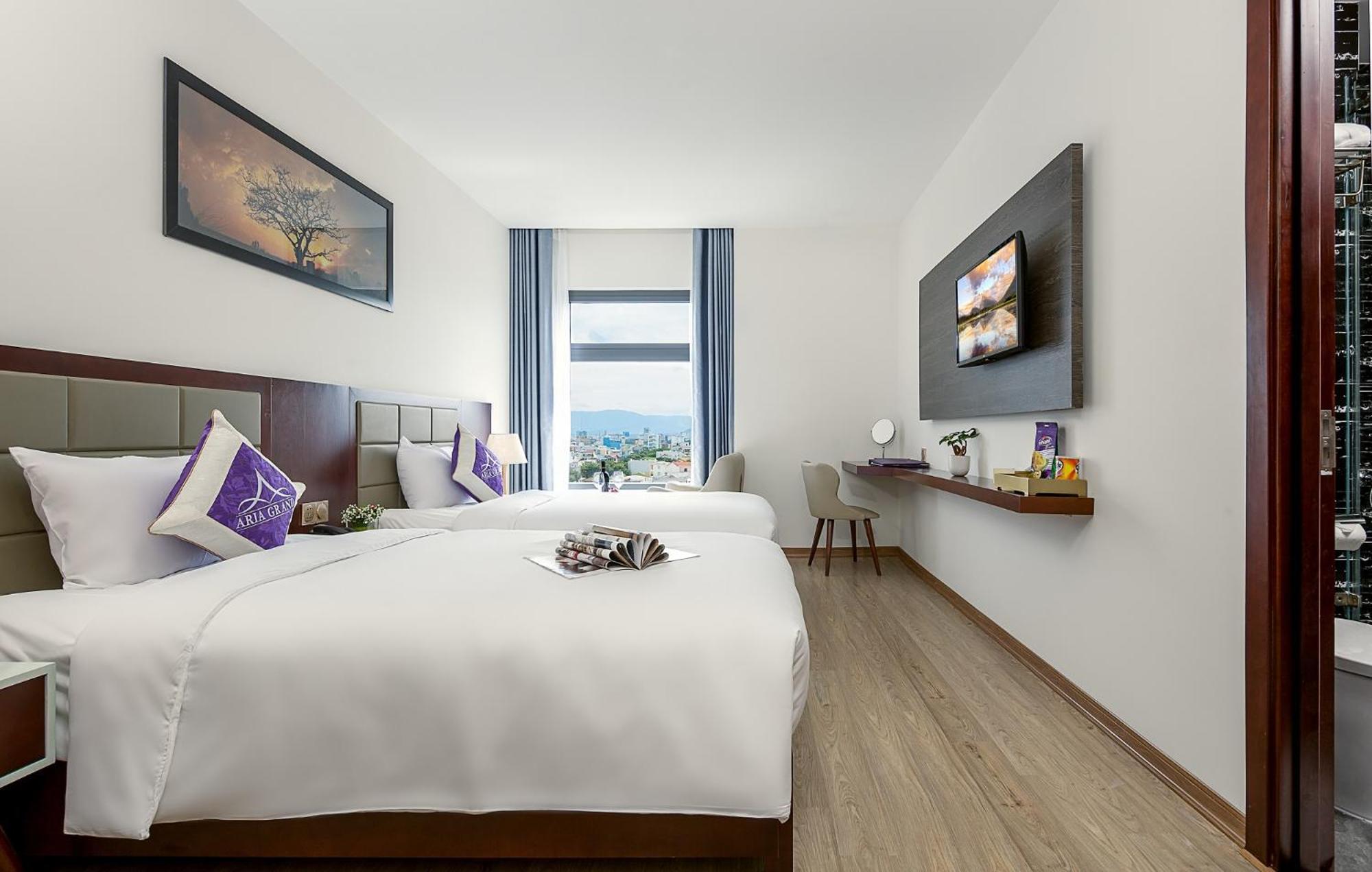 Aria Grand &