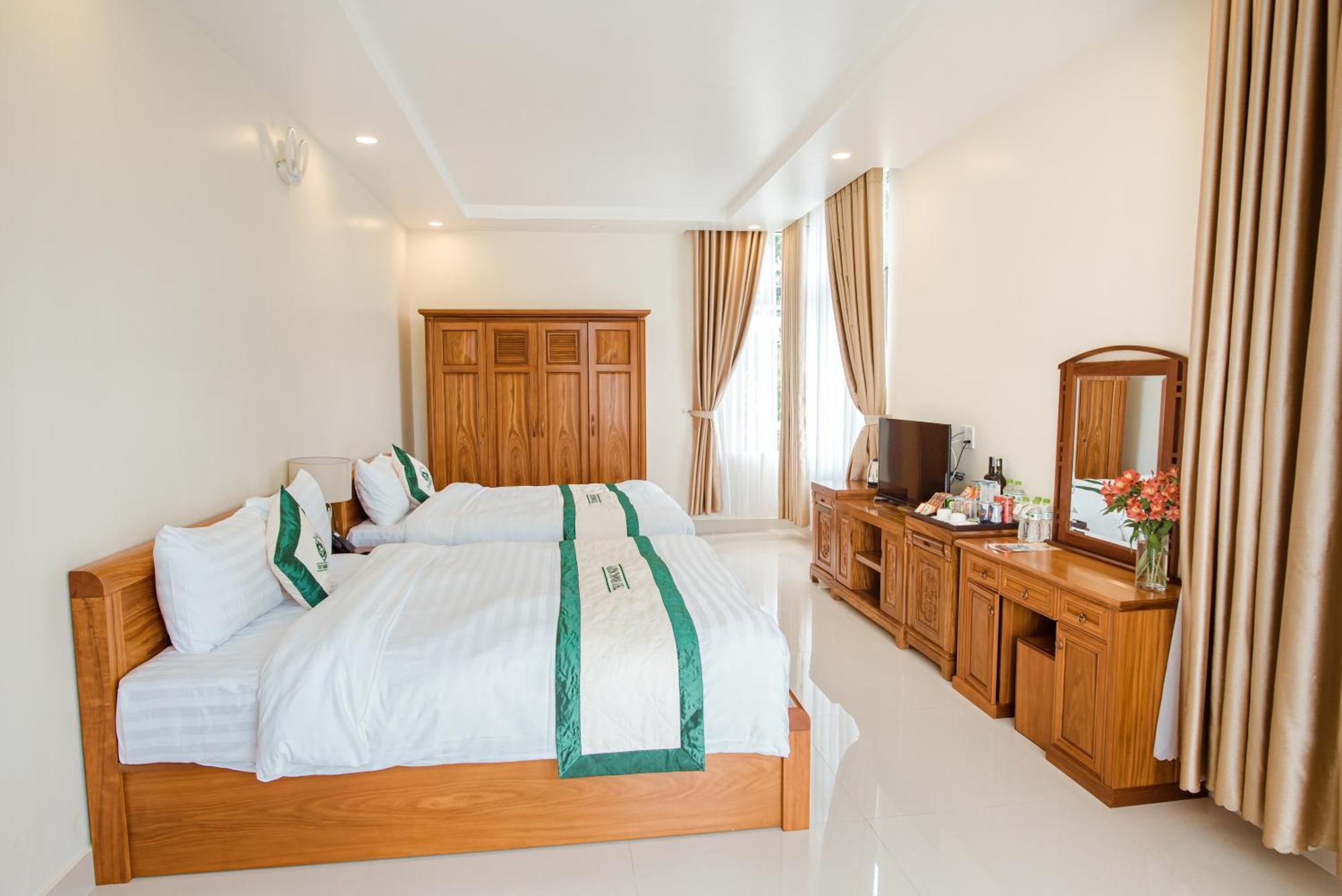 Thuy Hoang Nguyen & 4* Da Lat