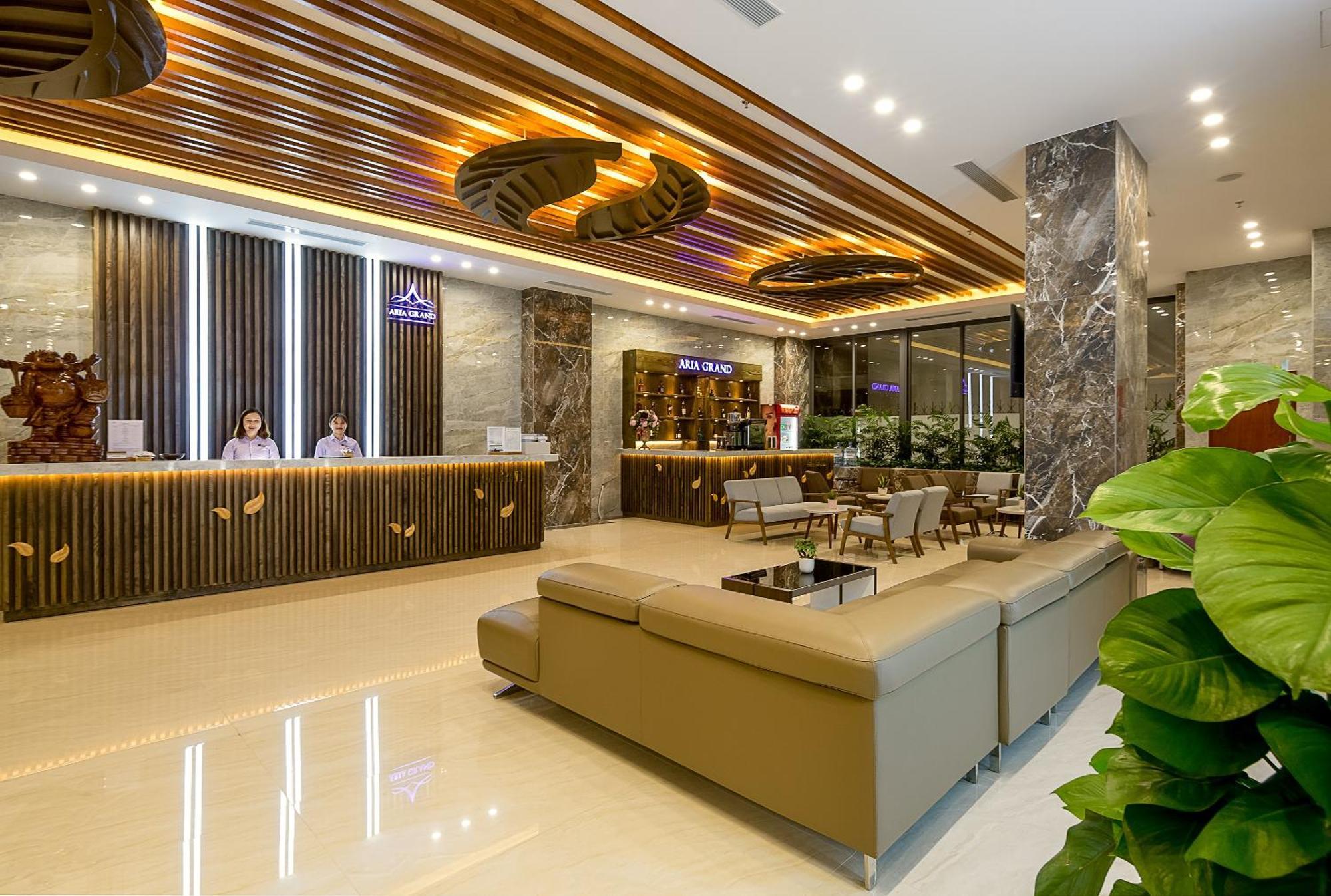 Aria Grand &