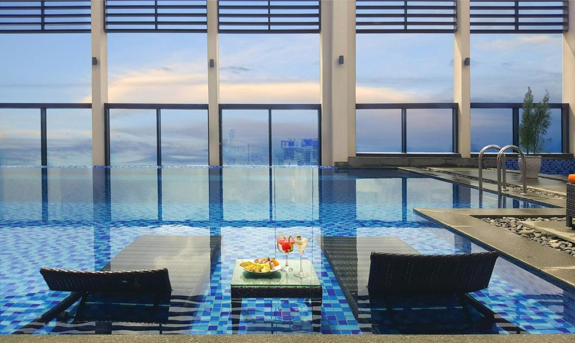 Luxury - Rooftop Swimming Pool - Front - Hinata Apartment *