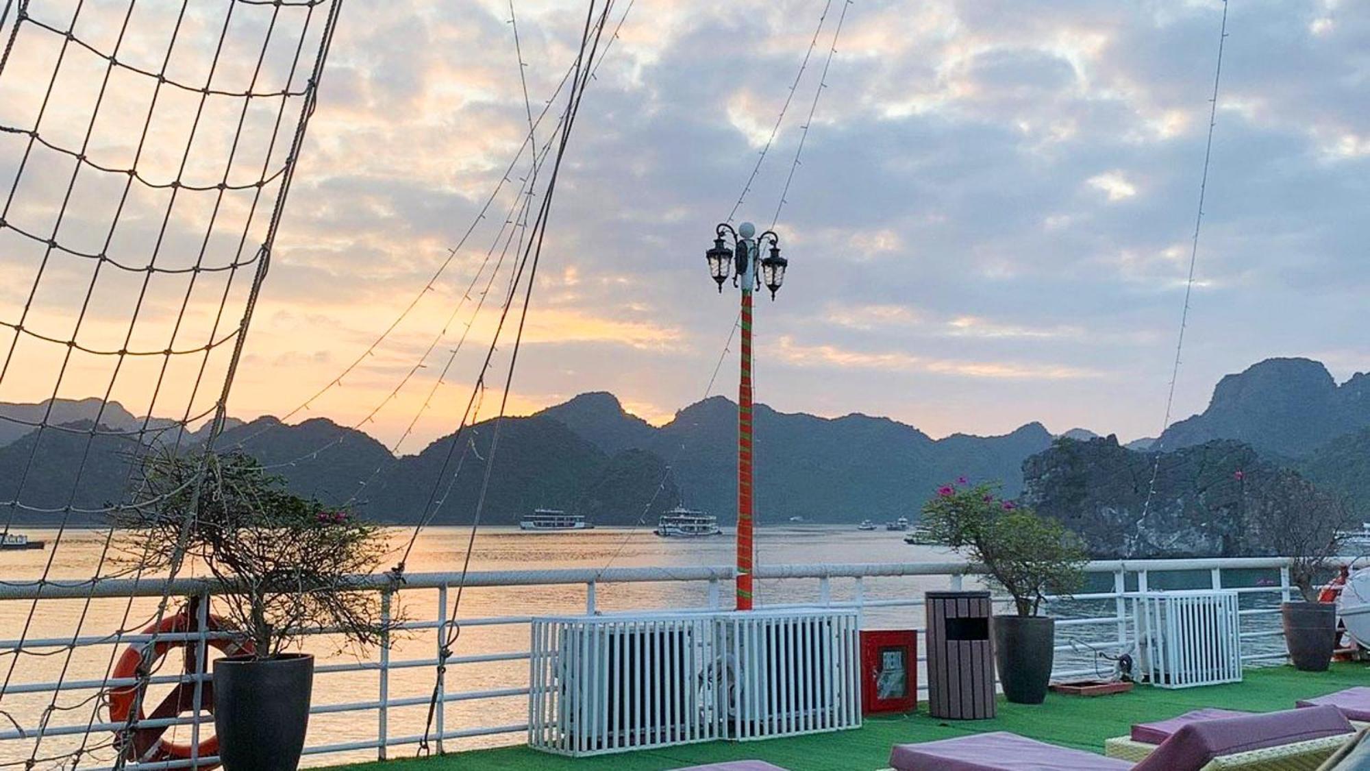 Lotus Elegance Cruise  Hạ Long