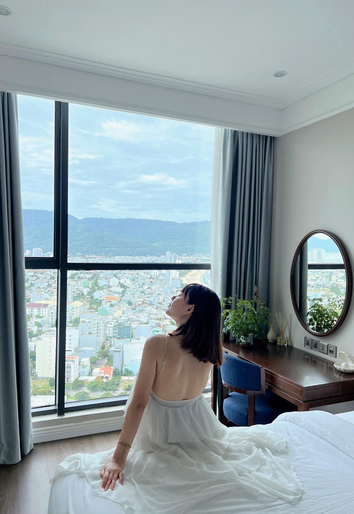 Luxury - Rooftop Swimming Pool - Front - Hinata * Đà Nẵng