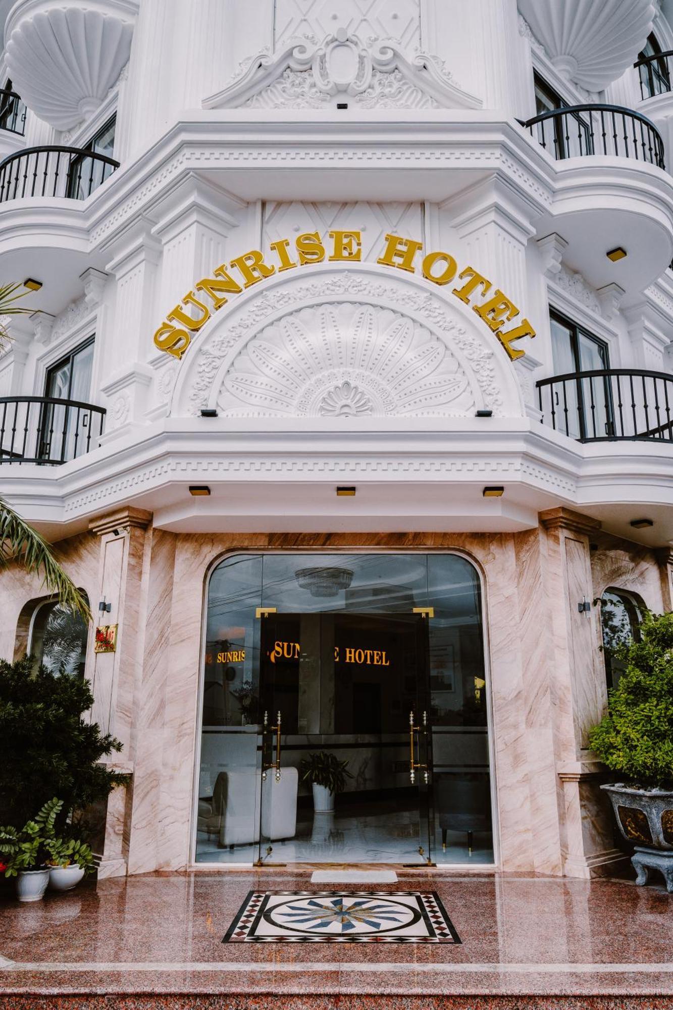 Sunrise Hotel *
