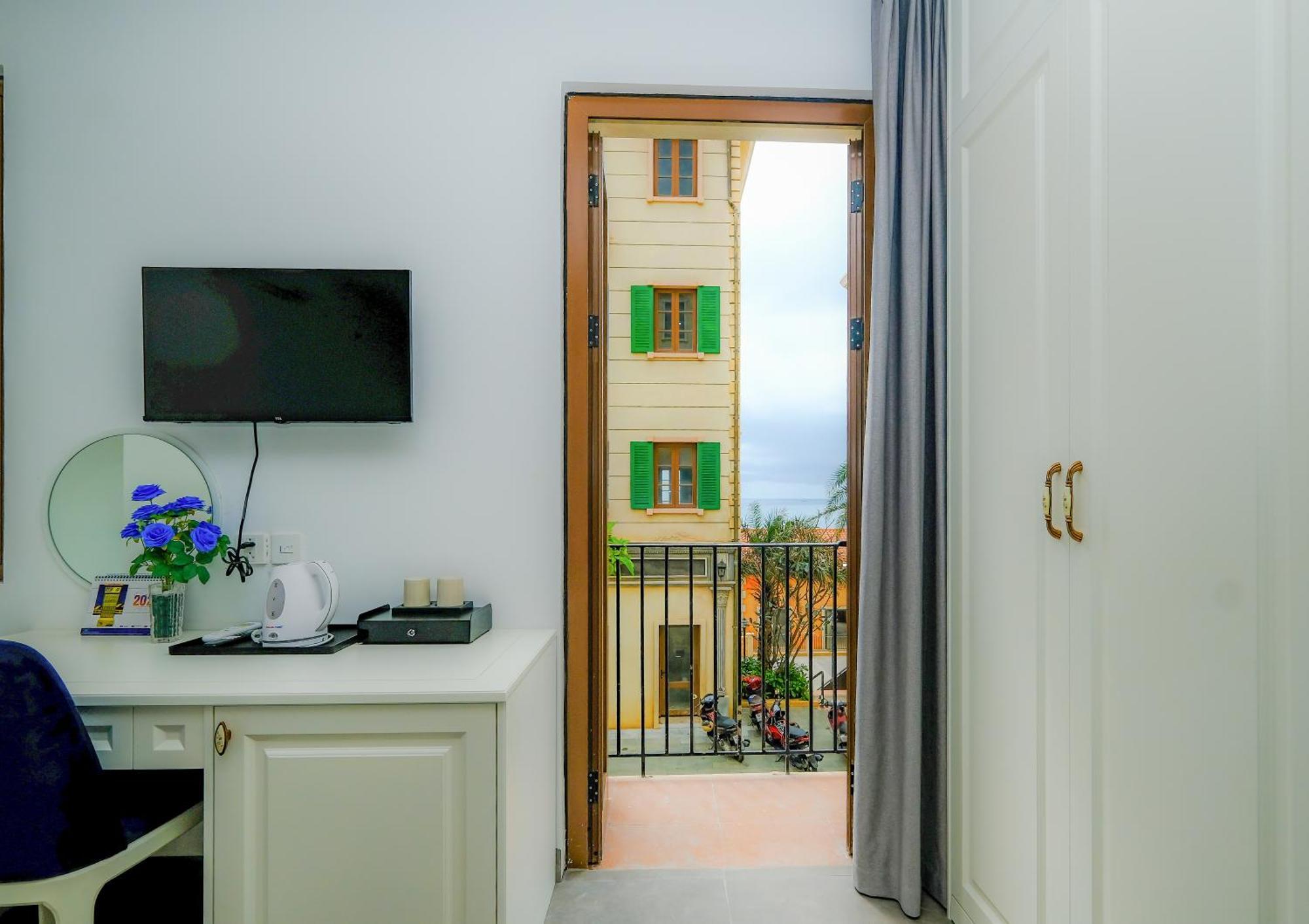 Rose Hotel