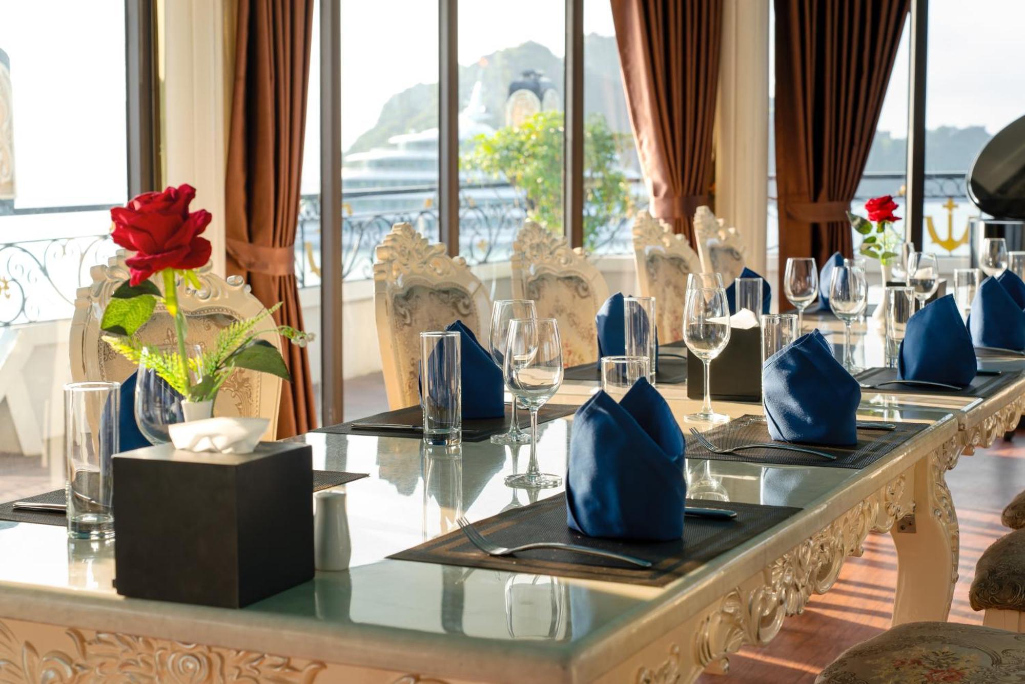 Aqua Legend Cruise Botel 5*