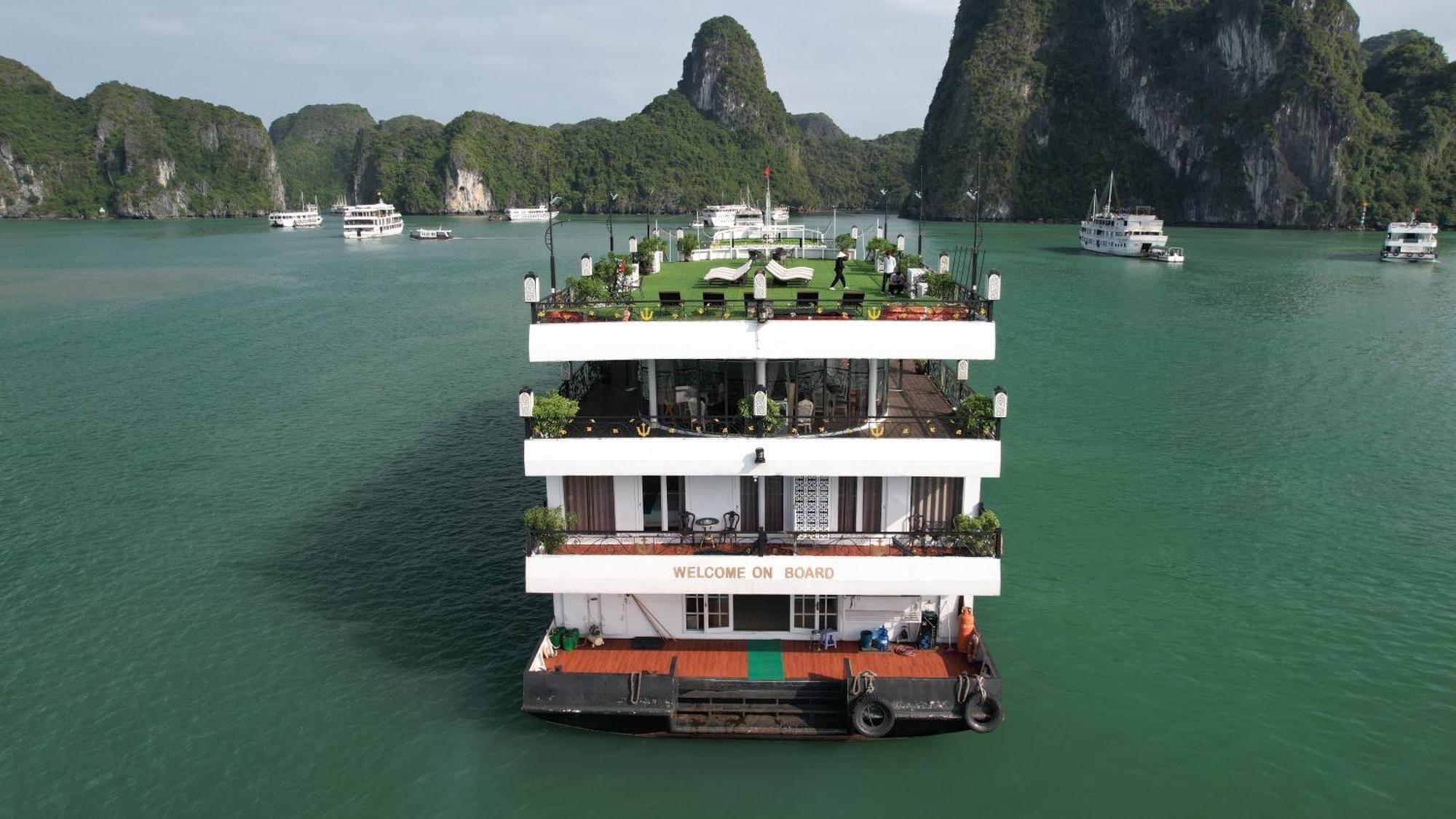 Botel Aqua Legend Cruise Ha Long