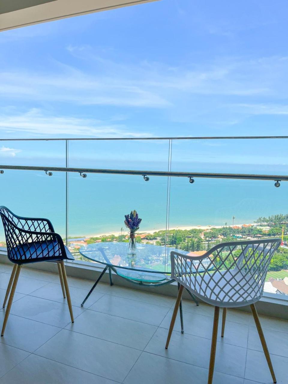 Mon Mon's - The Song Vung Tau