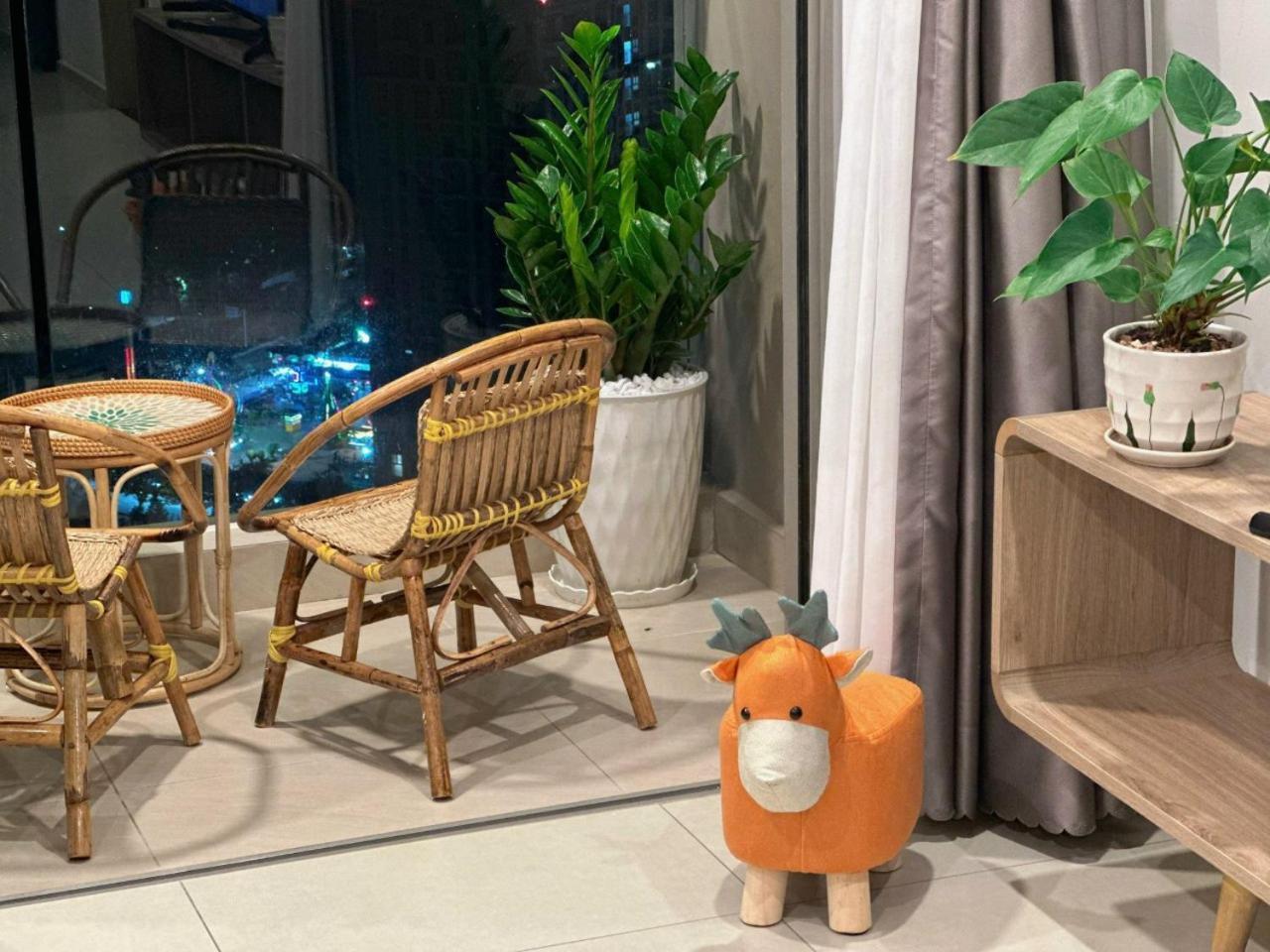 Mon Mon's - The Song Apartment *