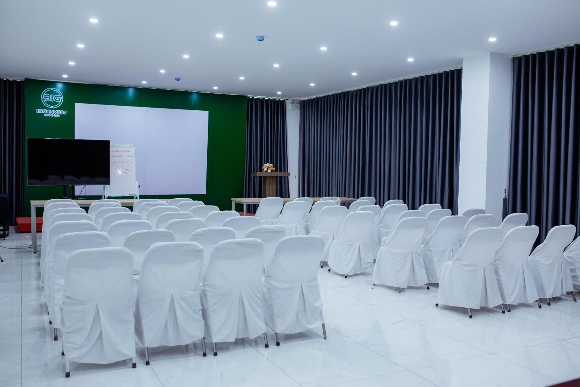 Big Khách sạn hẻo lánh *