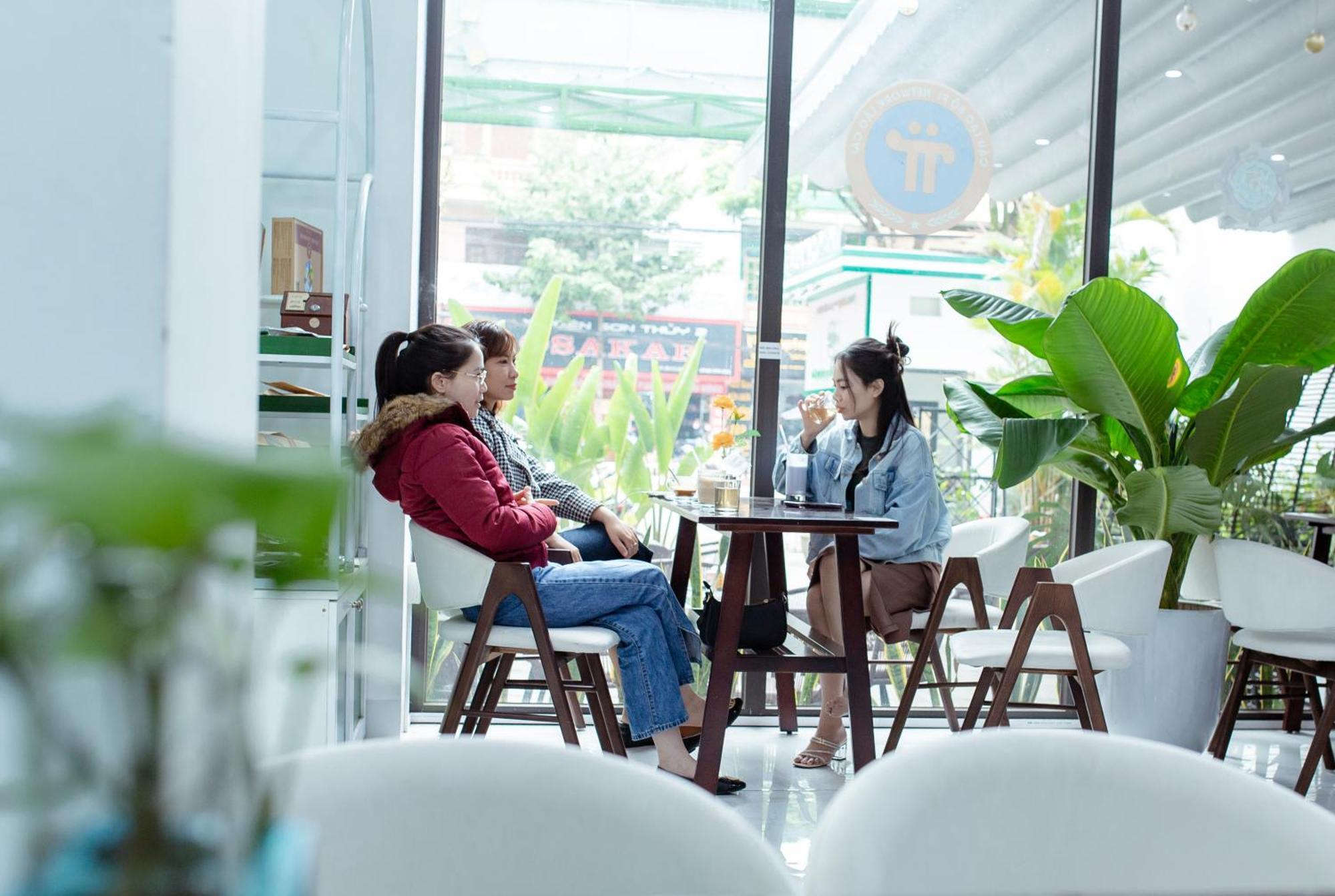 Big Khách sạn hẻo lánh *