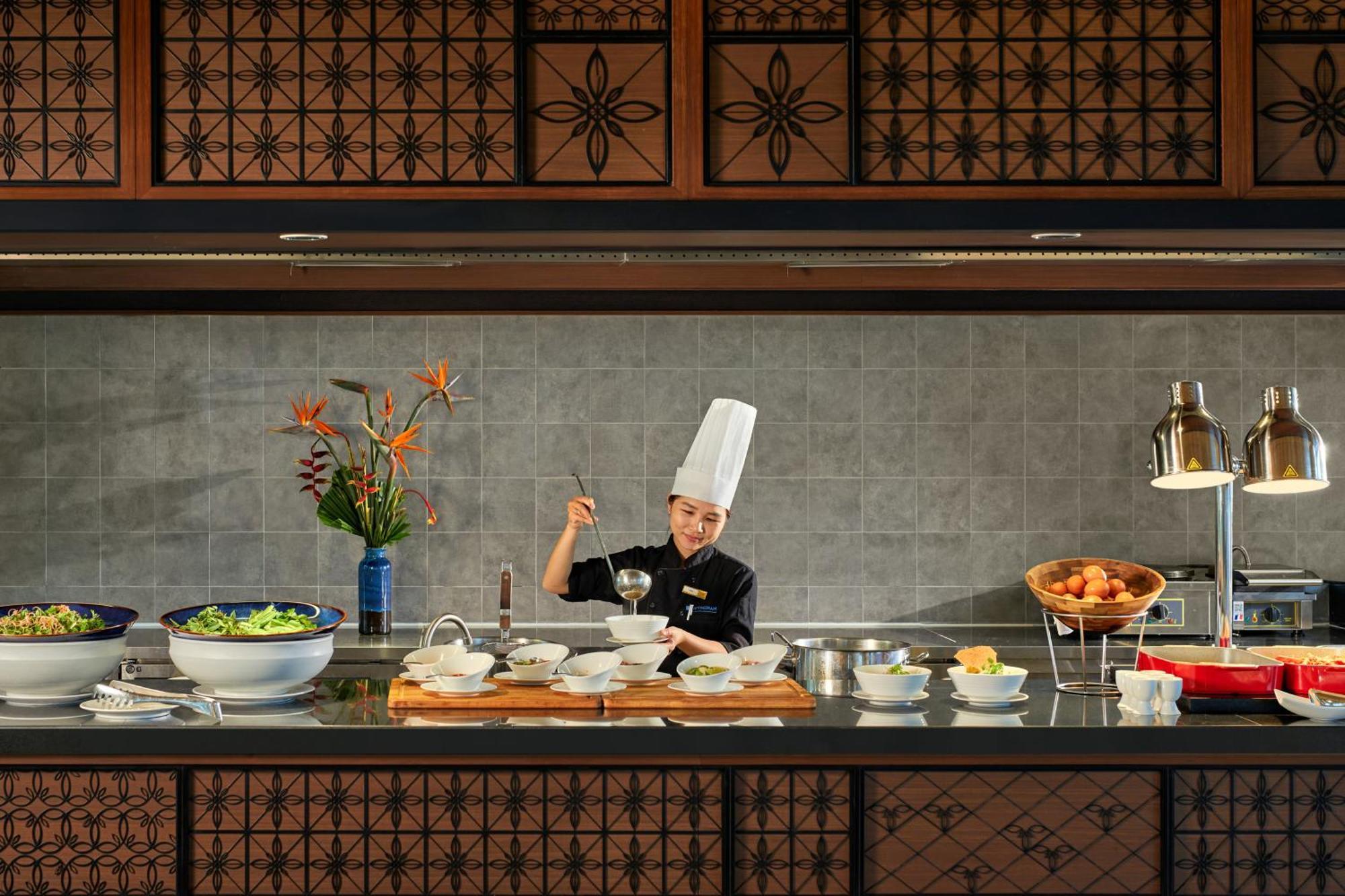Resort Wyndham Royal Beachfront & Hoi An