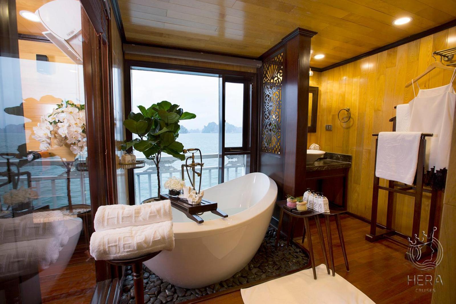  Hera Grand Lux Cruise On Bay Hạ Long