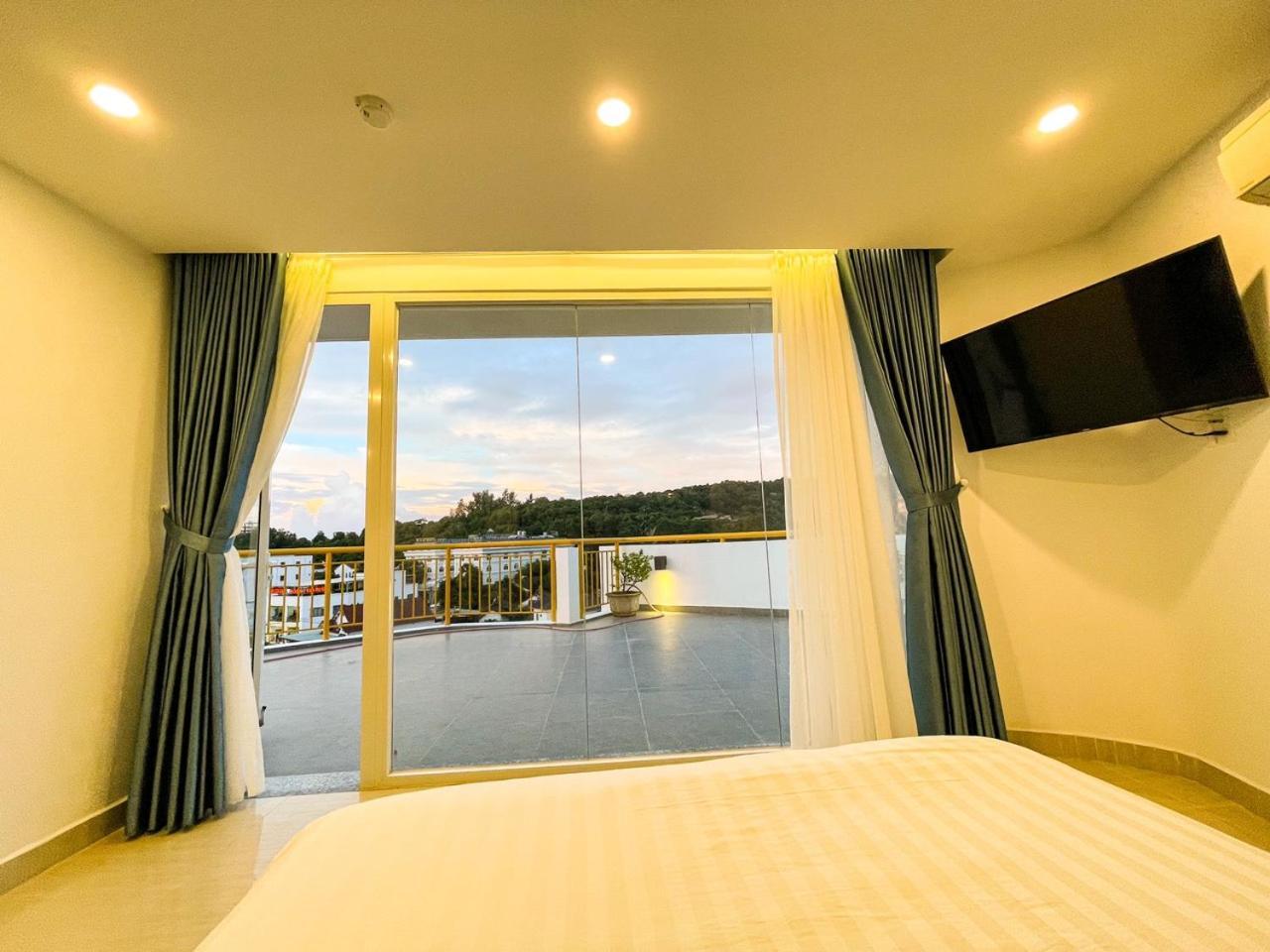 Sailing Hotel
