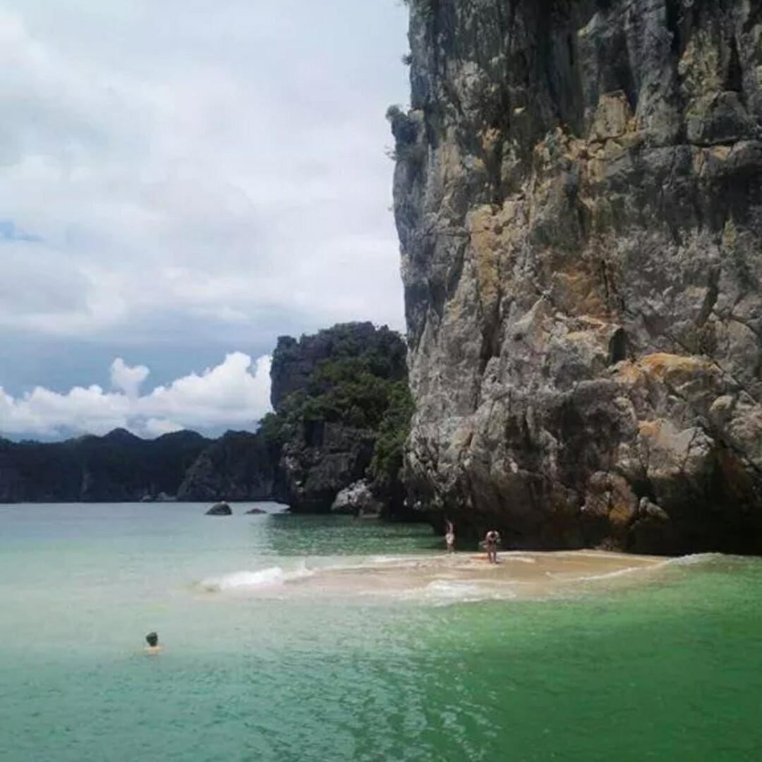 Botel Cat Ba Bay Cruises 2*
