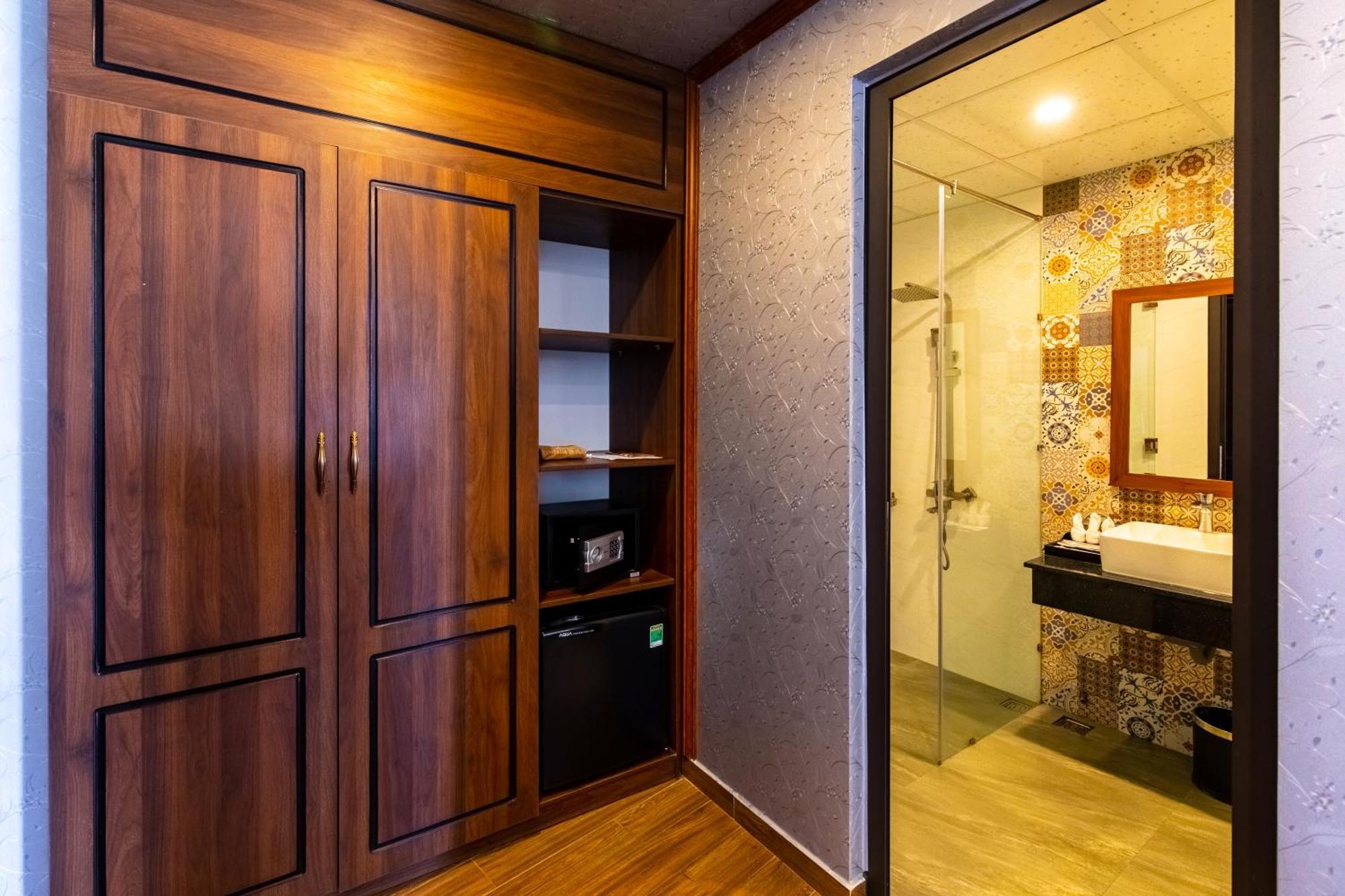 Hotel Jade Scene Hue